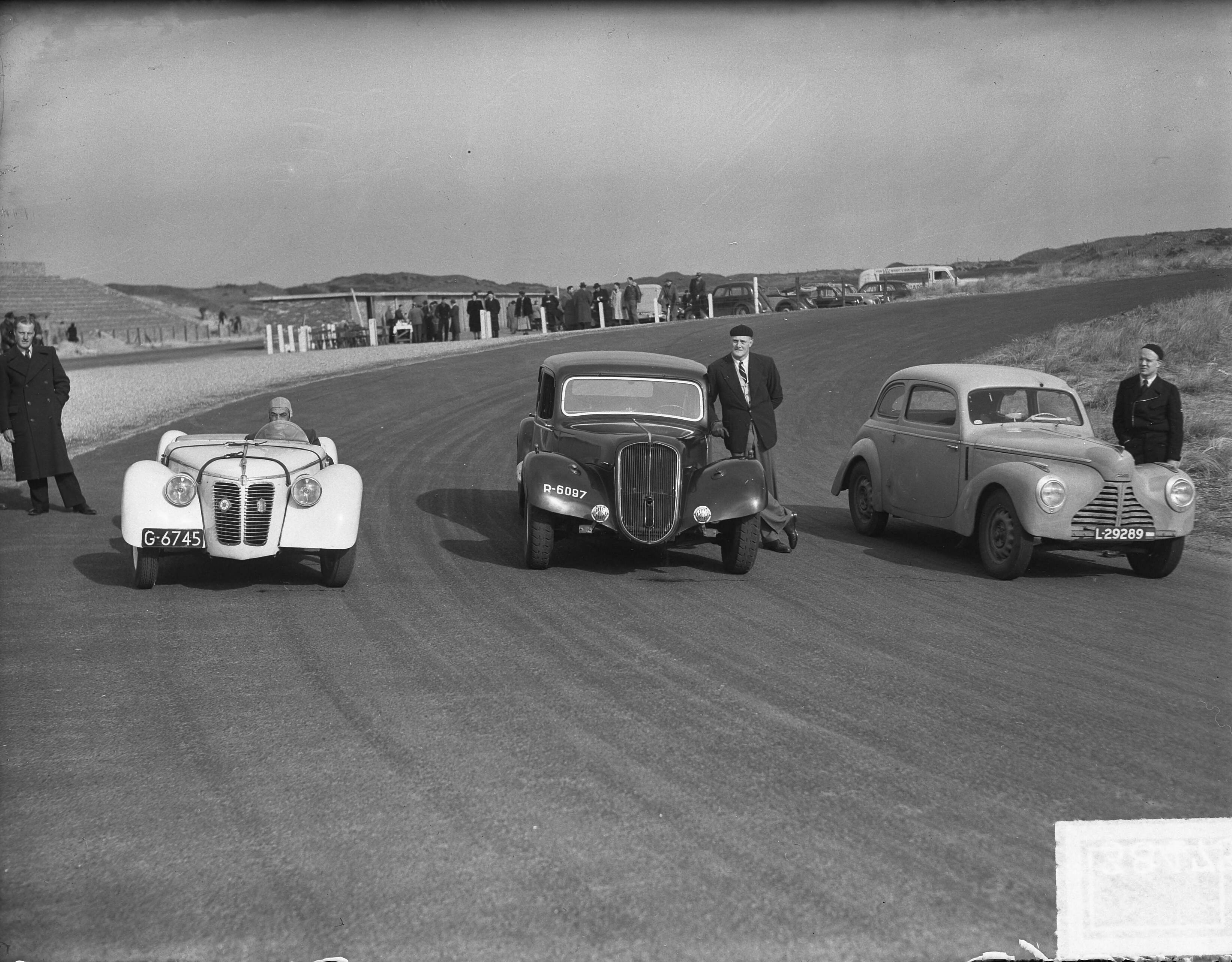 Fotocollectie Anefo — Auto uurrecorddag Zandvoort, Van Houten , Adams, Mulder — Foto: Oorschot, […] van / Anefo. Licentie: Set B: Rechtenvrij / Publiek Domein. Bron: Nationaal Archief. http://hdl.handle.net/10648/a8d527b6-d0b4-102d-bcf8-003048976d84