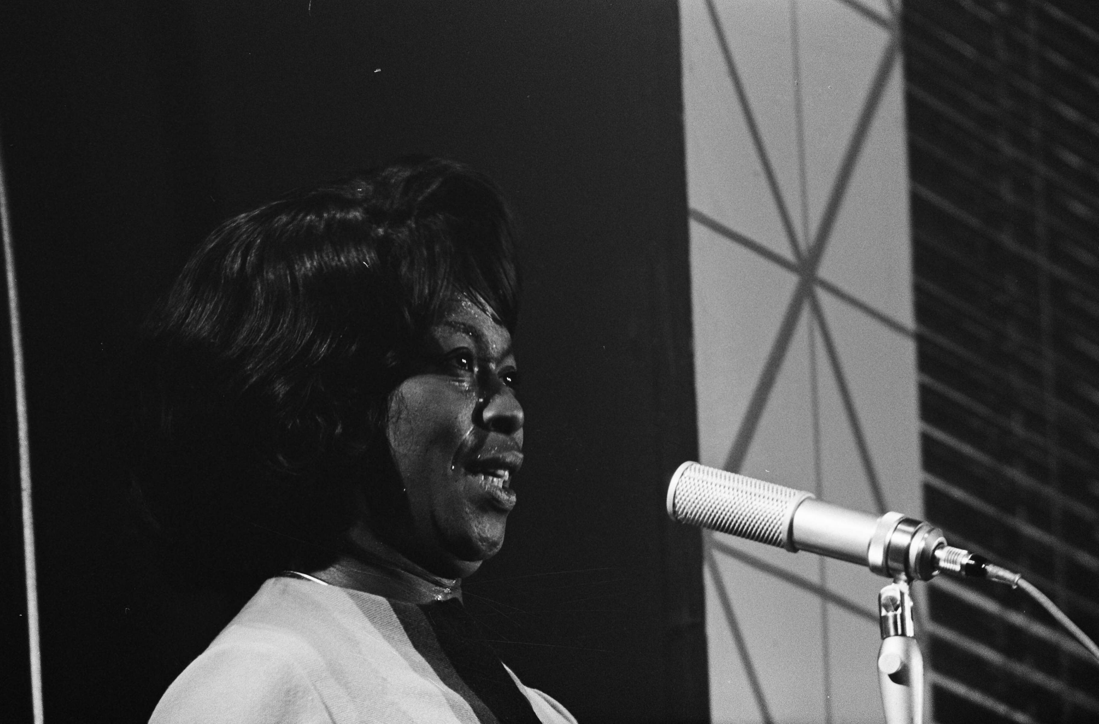 Grand Gala du Disque 1963 — Grand Gala du Disque Populair in het Kurhaus te Scheveningen. Sarah Vaughan — Foto: Koch, Eric / Anefo. Licentie: Set B: Rechtenvrij / Publiek Domein. Bron: Nationaal Archief. http://hdl.handle.net/10648/aa4973d6-d0b4-102d-bcf8-003048976d84