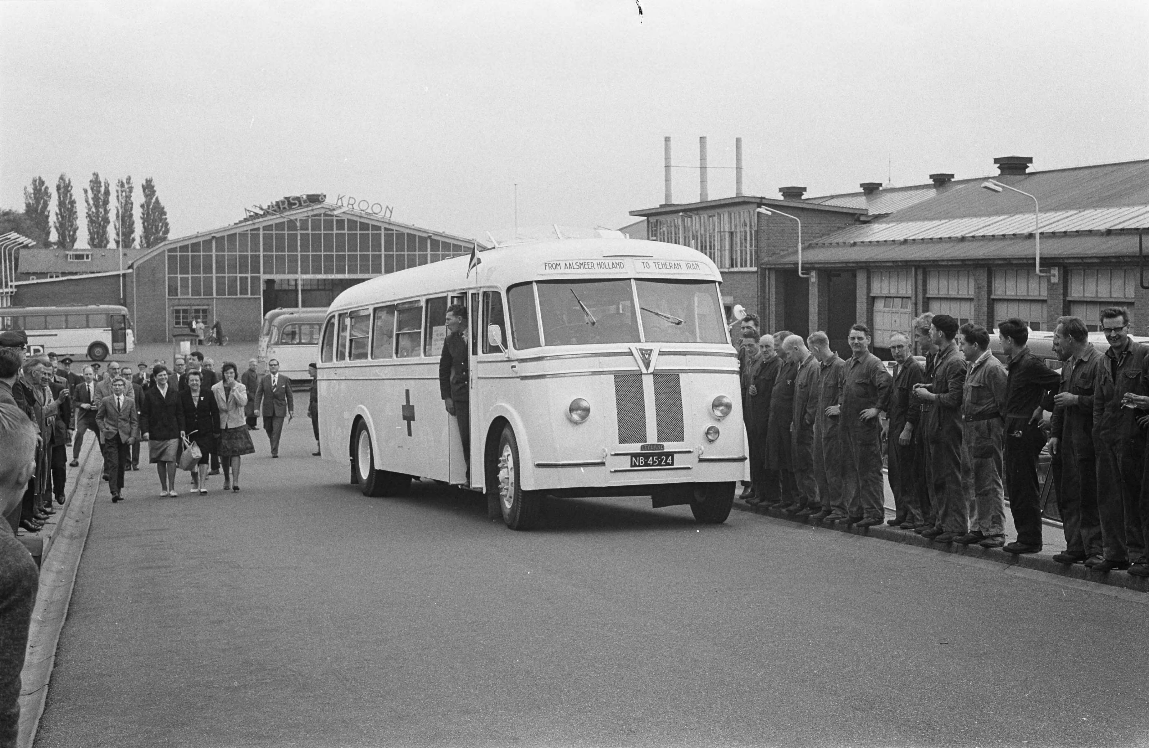 Fotocollectie Anefo — Bus van Maarse en Kroon vertrokken uit Aalsmeer naar Perzië als geschenk voor het door een aardbeving getroffen gebied — Foto: Bilsen, Joop van / Anefo. Licentie: Set B: Rechtenvrij / Publiek Domein. Bron: Nationaal Archief. http://hdl.handle.net/10648/aa191ef2-d0b4-102d-bcf8-003048976d84