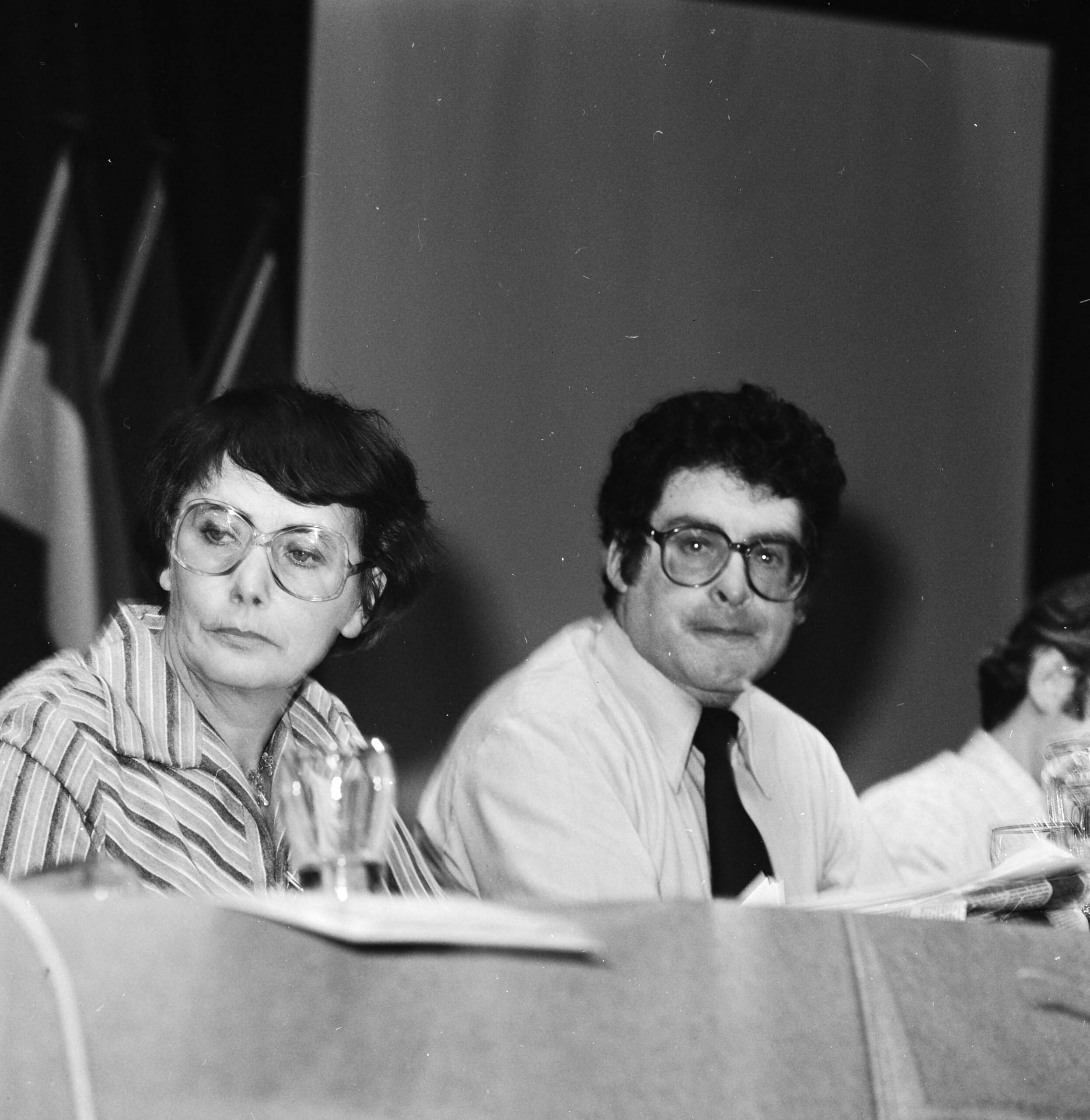 Fotocollectie Anefo — Buitengewoon congres PvdA in Den Haag ; Ien van de Heuv (l) en Ed van Thijn — Foto: Croes, Rob C. / Anefo. Licentie: Set B: Rechtenvrij / Publiek Domein. Bron: Nationaal Archief. http://hdl.handle.net/10648/aca5d1ce-d0b4-102d-bcf8-003048976d84