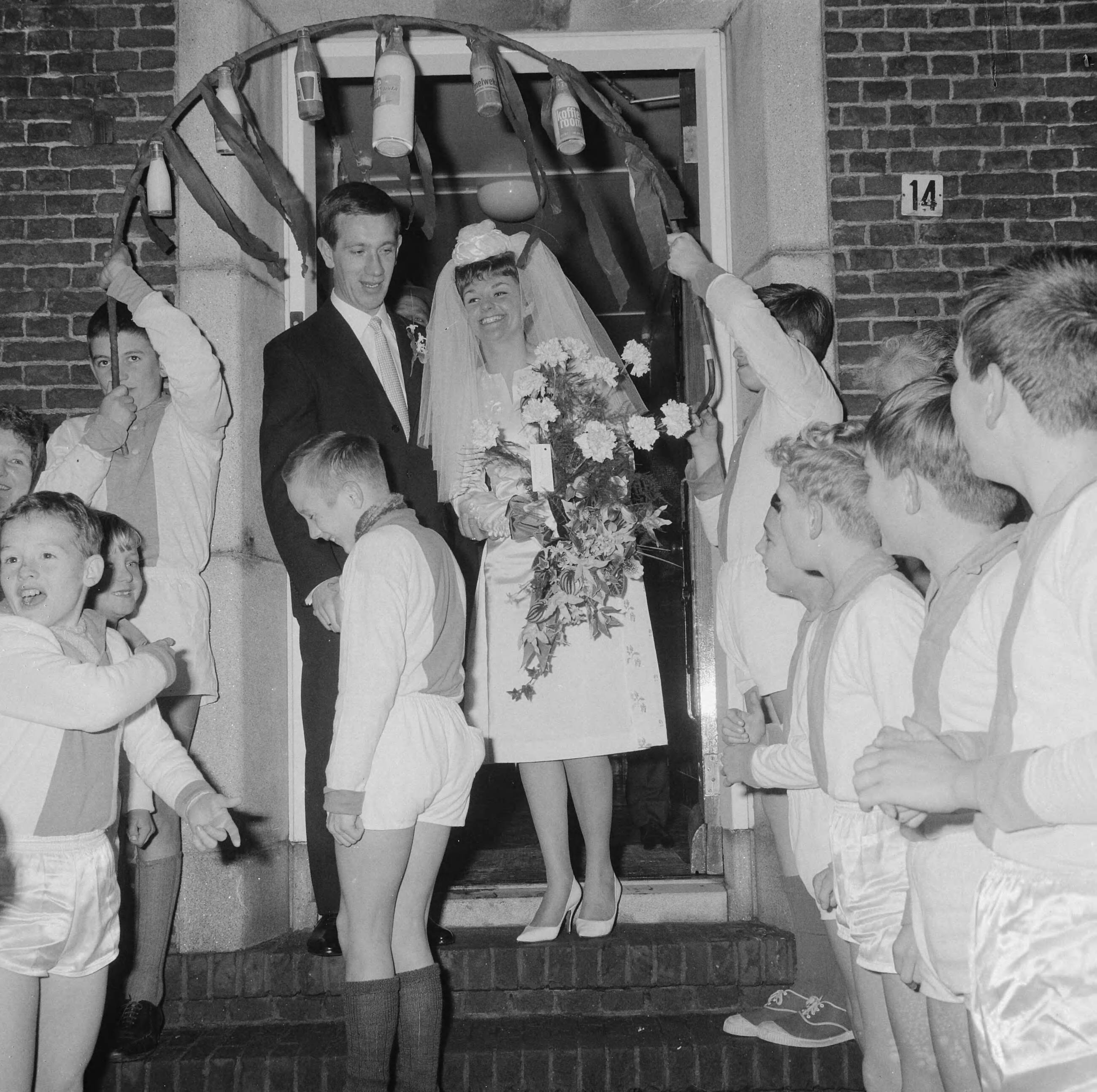 Fotocollectie Anefo — Huwelijk van Ada Smit en Wout Schaft (voetballer van De Volewijckers) (opdracht Volkskrant) — Foto: Gelderen, Hugo van / Anefo. Licentie: Set B: Rechtenvrij / Publiek Domein. Bron: Nationaal Archief. http://hdl.handle.net/10648/aa8c9e7c-d0b4-102d-bcf8-003048976d84