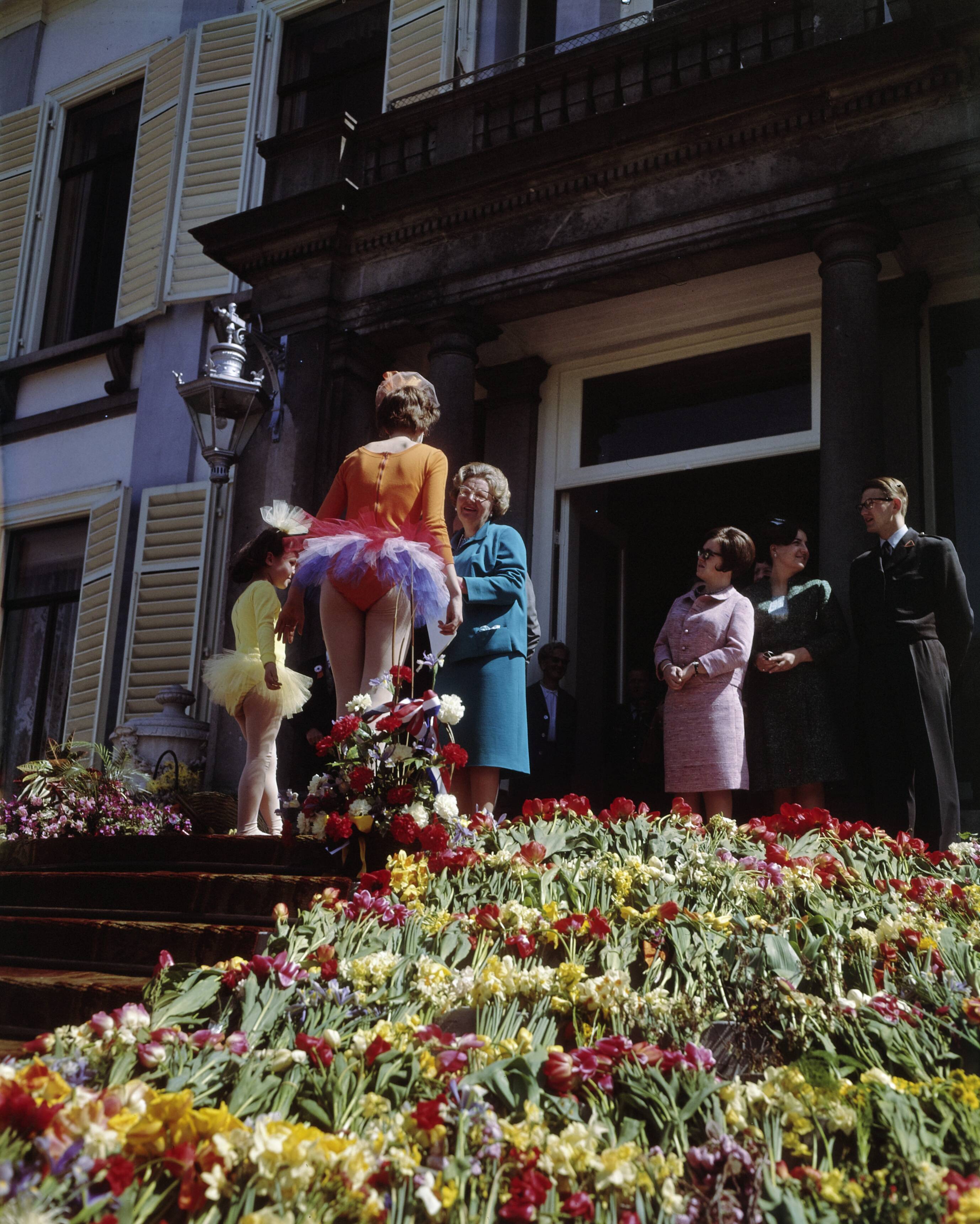 Fotocollectie Anefo — Koninginnedag 1966. Defilé paleis Soestdijk — Foto: Fotograaf Onbekend / Anefo. Licentie: Set B: Rechtenvrij / Publiek Domein. Bron: Nationaal Archief. http://hdl.handle.net/10648/ad8d9a54-d0b4-102d-bcf8-003048976d84