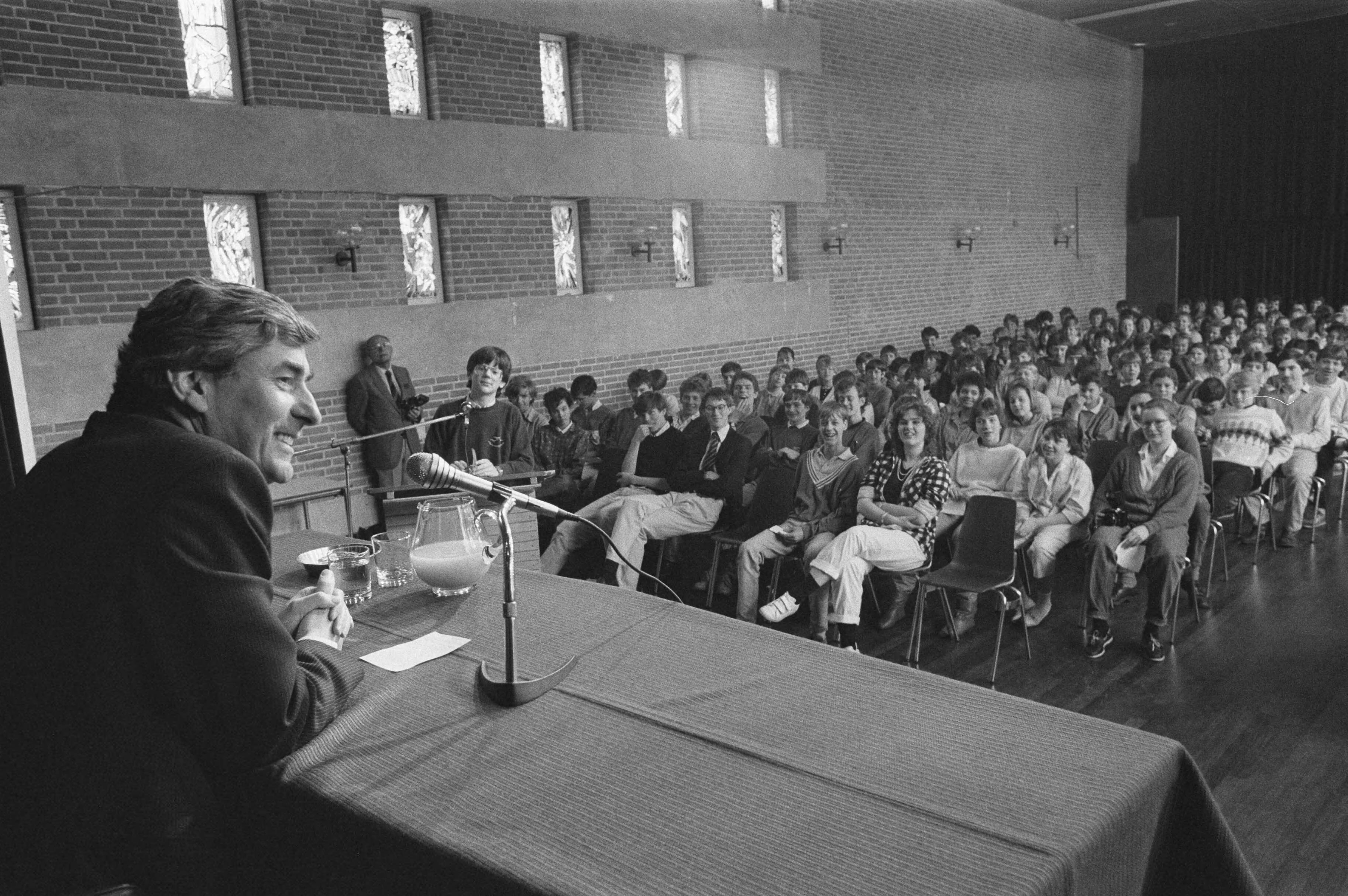 Fotocollectie Anefo — Premier Lubbers bezoekt Gymnasium in Den Haag in kader komende verkiezingen — Foto: Croes, Rob C. / Anefo. Licentie: Set B: Rechtenvrij / Publiek Domein. Bron: Nationaal Archief. http://hdl.handle.net/10648/ad527802-d0b4-102d-bcf8-003048976d84