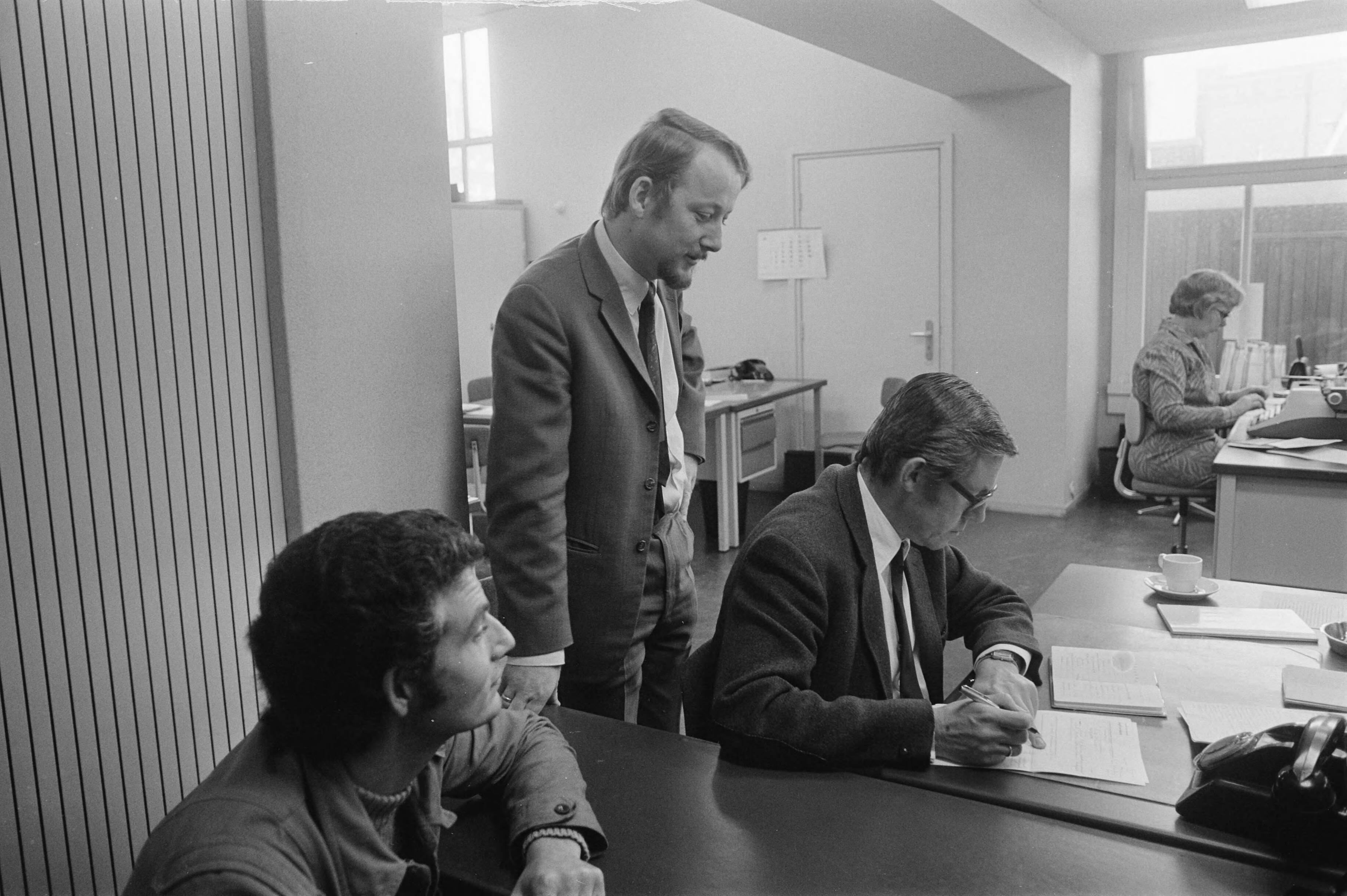 Fotocollectie Anefo — De heer B. Snoek , vader van vierling die vrijdag jl. werd geboren [doet aangifte bij de Burgerlijke Stand van Zaandam] — Foto: Peters, Hans / Anefo. Licentie: Set B: Rechtenvrij / Publiek Domein. Bron: Nationaal Archief. http://hdl.handle.net/10648/abfd2f10-d0b4-102d-bcf8-003048976d84