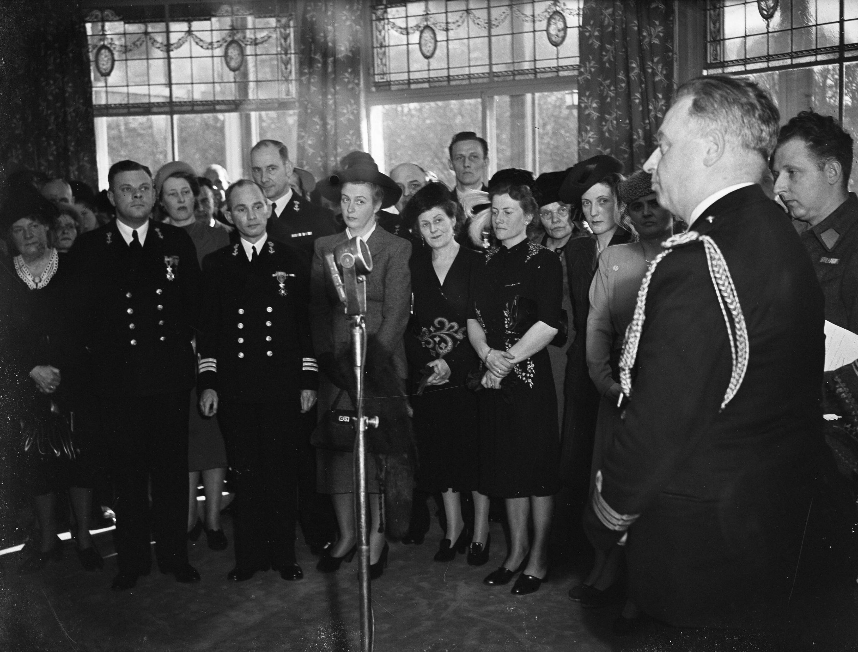 Fotocollectie Anefo — Decoraties uitgereikt in de Belgische ambassade te Den Haag — Foto: Noske, J.D. / Anefo. Licentie: Set B: Rechtenvrij / Publiek Domein. Bron: Nationaal Archief. http://hdl.handle.net/10648/a8b3c6ca-d0b4-102d-bcf8-003048976d84