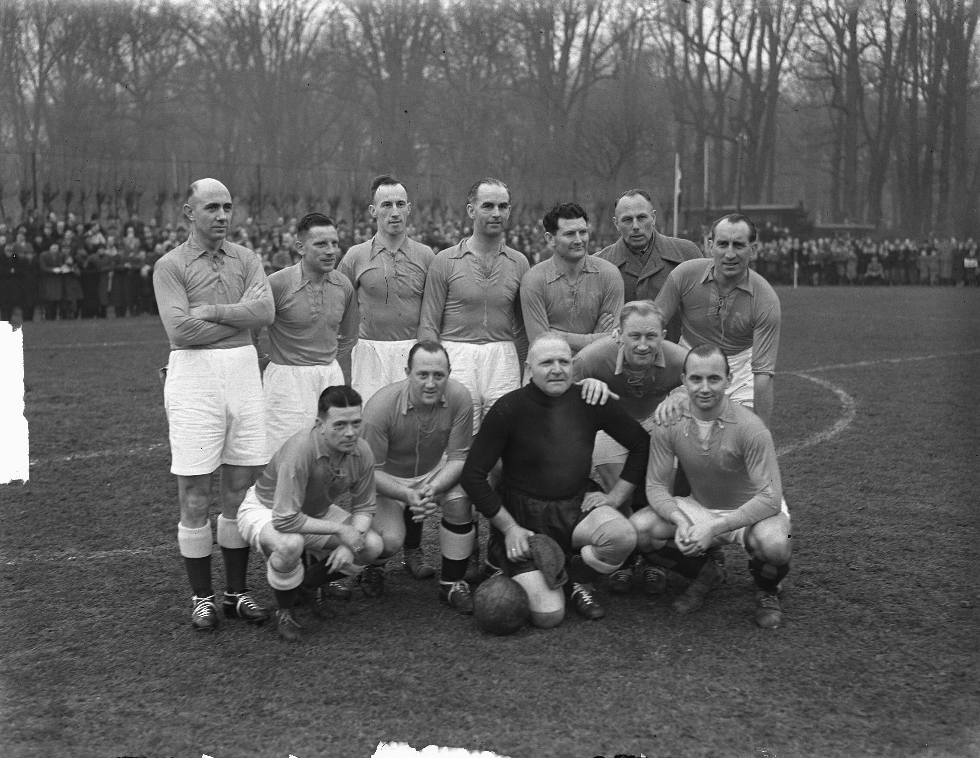 Fotocollectie Anefo — Voetbal. Oud-nternationals tegen HFC. Elftal Oud-Internationals — Foto: Winterbergen, Rolf / Anefo. Licentie: Set B: Rechtenvrij / Publiek Domein. Bron: Nationaal Archief. http://hdl.handle.net/10648/a8d30b34-d0b4-102d-bcf8-003048976d84