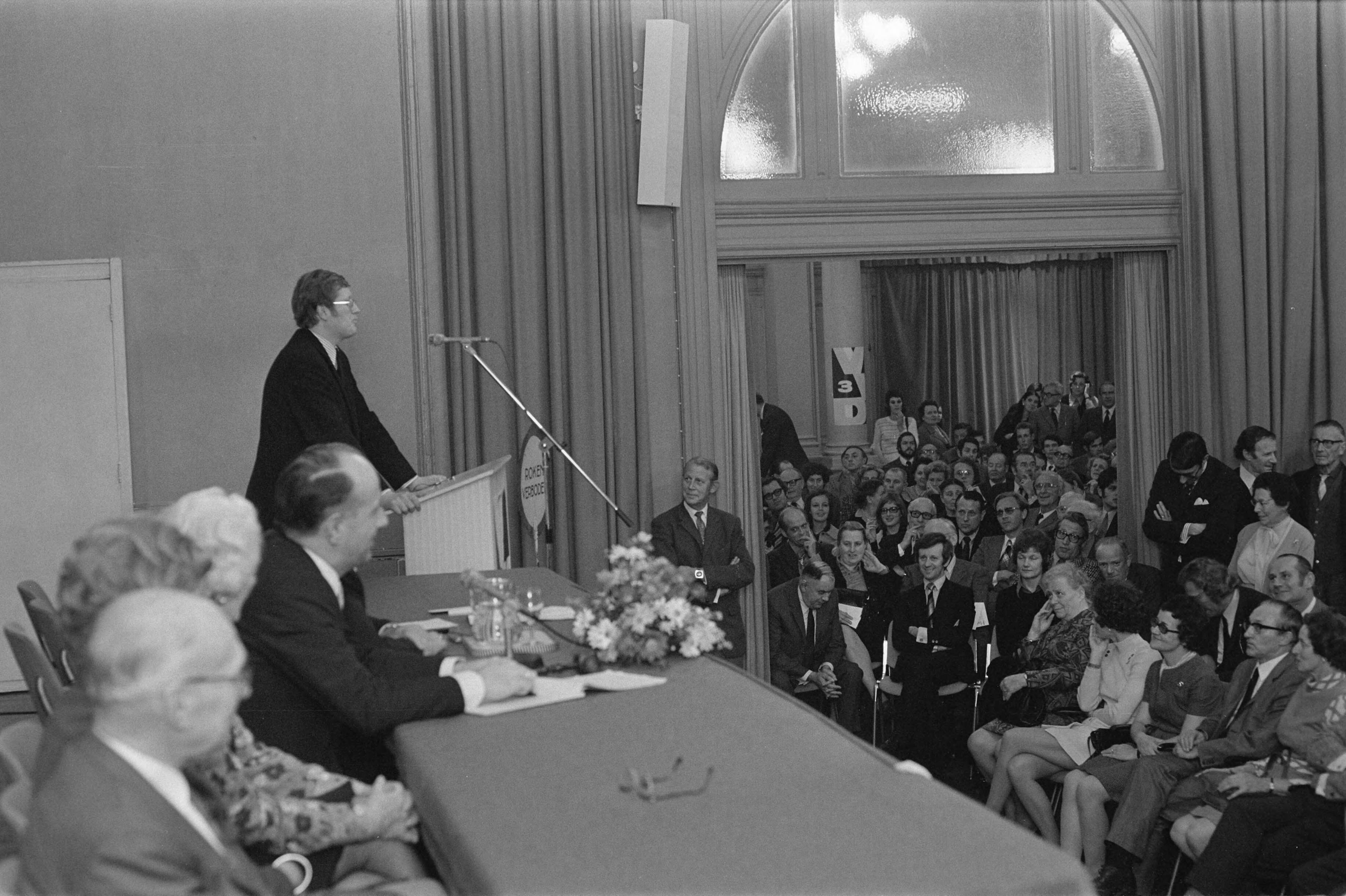 Fotocollectie Anefo — VVD-lijsttrekker Hans Wiegel spreekt in Concertgebouw te Haarlem — Foto: Peters, Hans / Anefo. Licentie: Set B: Rechtenvrij / Publiek Domein. Bron: Nationaal Archief. http://hdl.handle.net/10648/abfc2eee-d0b4-102d-bcf8-003048976d84
