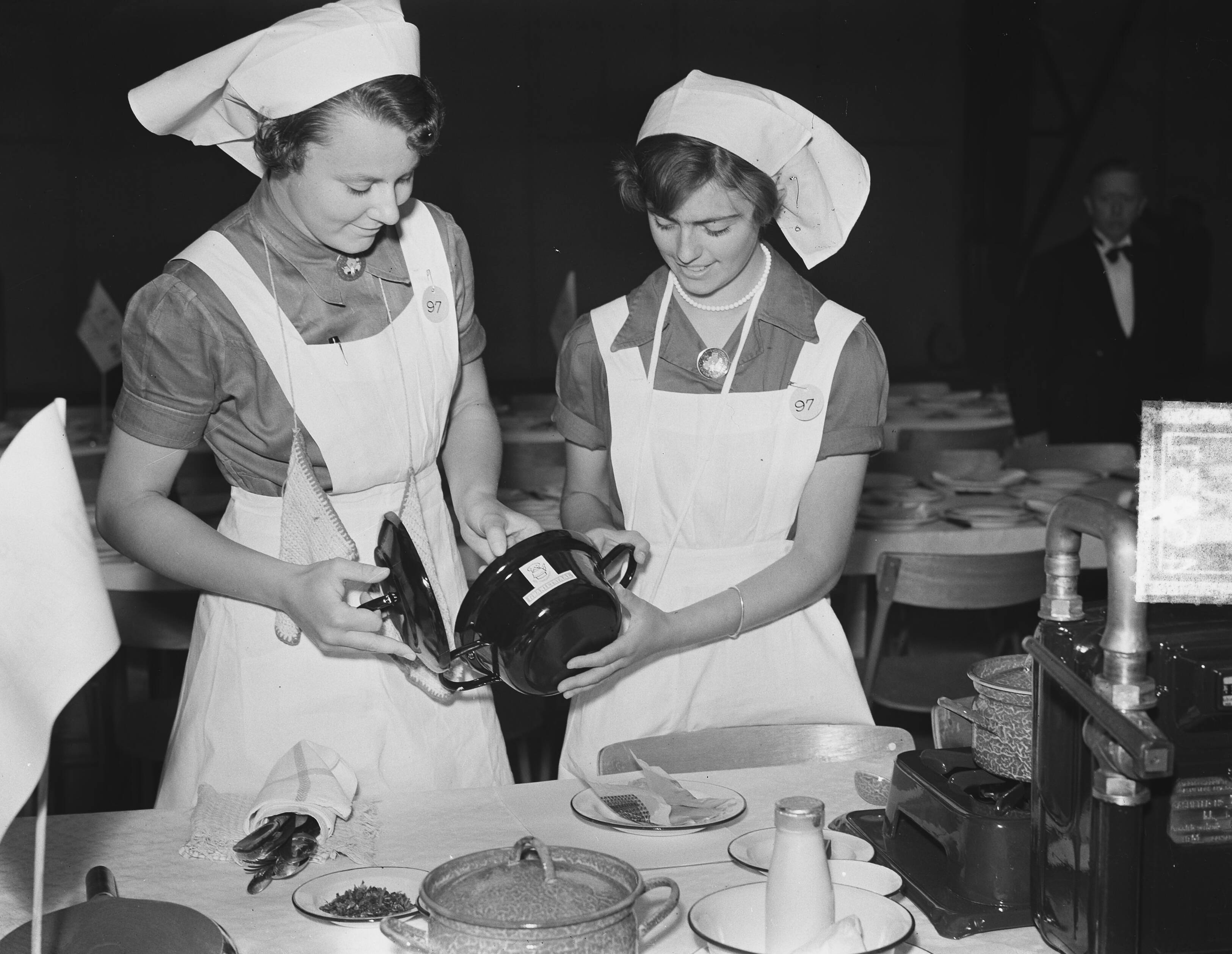 Nationale kookwedstrijd in Den Haag t.g.v. 100 jaar BK Kampen — Foto: Bilsen, Joop van / Anefo. — Licentie: Set B: Rechtenvrij / Publiek Domein. Bron: Nationaal Archief. http://hdl.handle.net/10648/a8ec46bc-d0b4-102d-bcf8-003048976d84