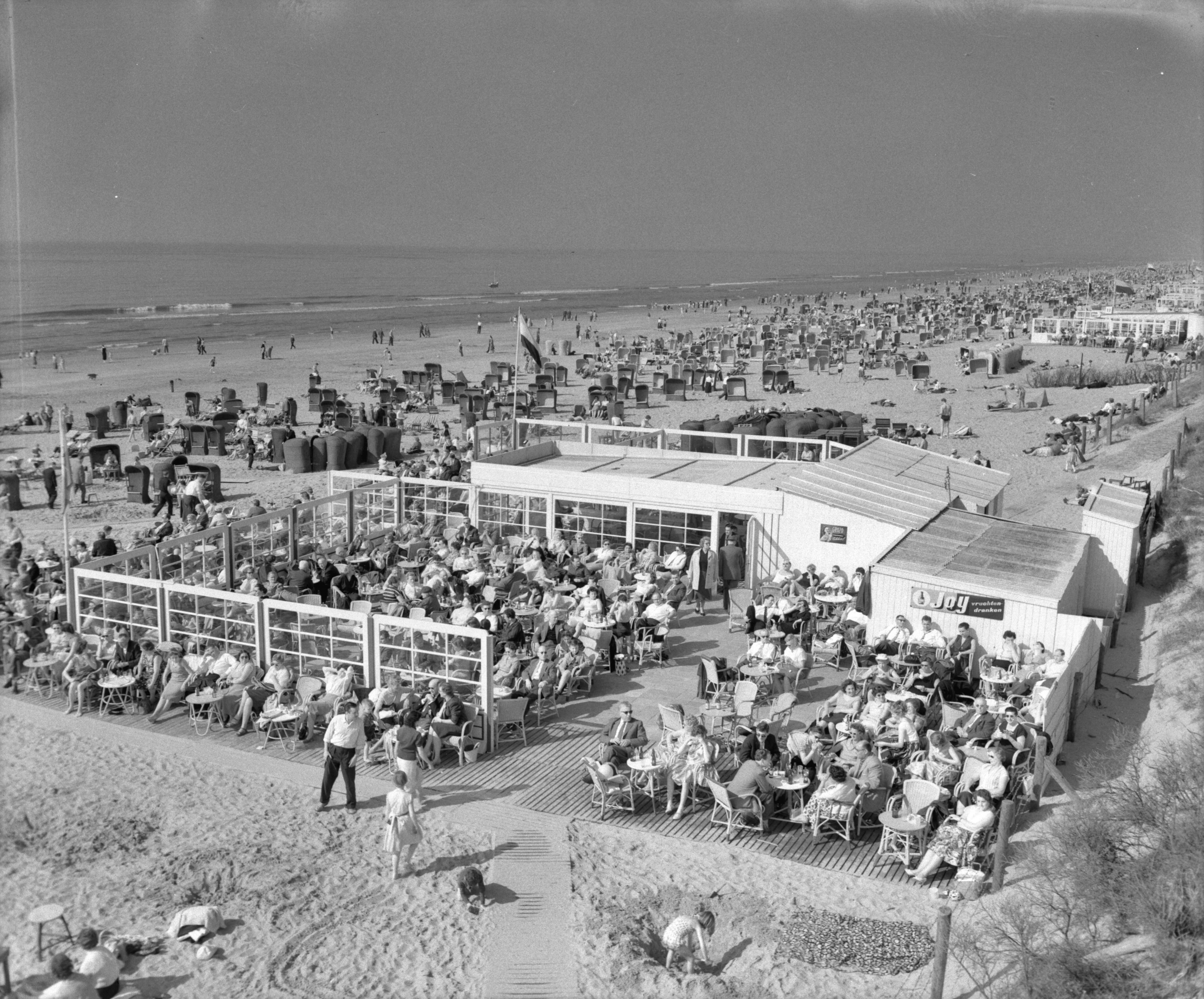 Fotocollectie Anefo — Drukte op Zandvoort — Foto: Behrens, Herbert F. / Anefo. Licentie: Set B: Rechtenvrij / Publiek Domein. Bron: Nationaal Archief. http://hdl.handle.net/10648/a97af3ee-d0b4-102d-bcf8-003048976d84