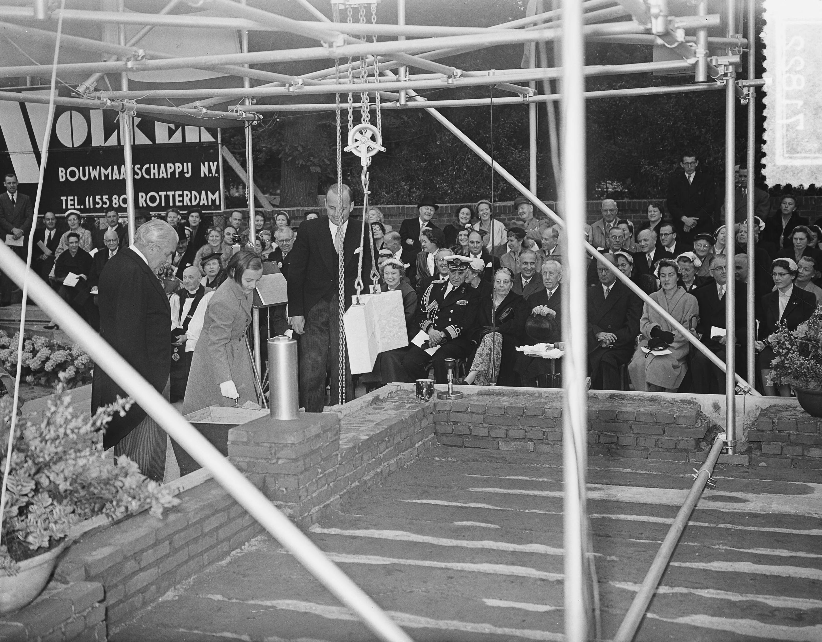 Prinses Margriet legt eerste steen van het nieuwe gebouw van de kanselarij van de Canadese ambassade te Den Haag — Prinses Margriet legt eerste steen van het nieuw gebouw van kanselarij van de Canadese ambassade te Den Haag, geassisteerd door ambassadeur Thomas A. Stone (l) en ir F. Brouwer, directeur van de bouwmaatschappij — Foto: Bilsen, Joop van / Anefo. Licentie: Set B: Rechtenvrij / Publiek Domein. Bron: Nationaal Archief. http://hdl.handle.net/10648/a936a270-d0b4-102d-bcf8-003048976d84