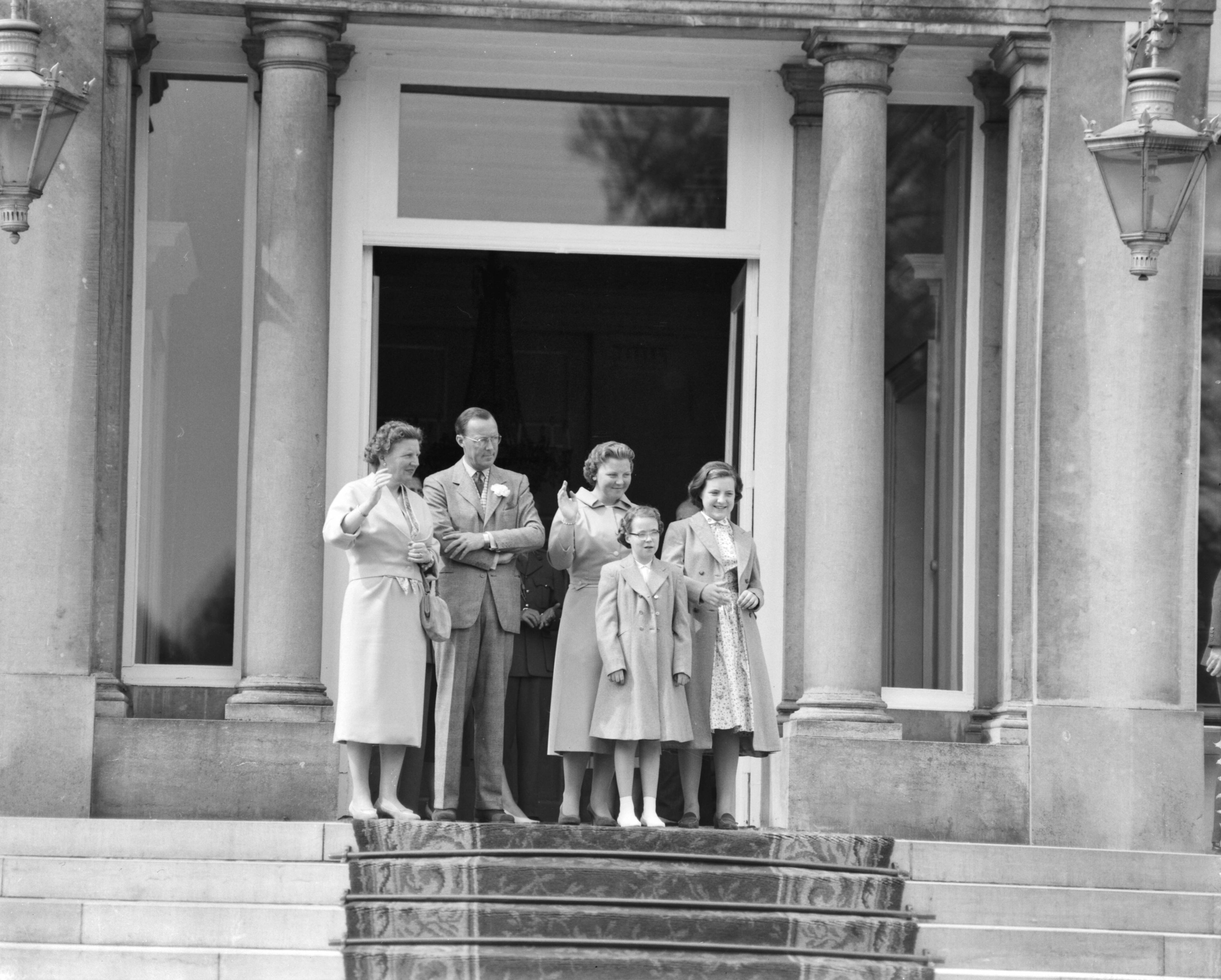 Koninginnedag 1958 — Koninginnedag 1958. De koninklijke familie staat op het bordes van Paleis Soestdijk en wuift naar het langstrekkende defilé. V.l.n.r. koningin Juliana, prins Bernhard, prinses Beatrix, prinses Margriet [?] en prinses Marijke (voor) — Foto: Pot, Harry / Anefo. Licentie: Set B: Rechtenvrij / Publiek Domein. Bron: Nationaal Archief. http://hdl.handle.net/10648/a97ae070-d0b4-102d-bcf8-003048976d84