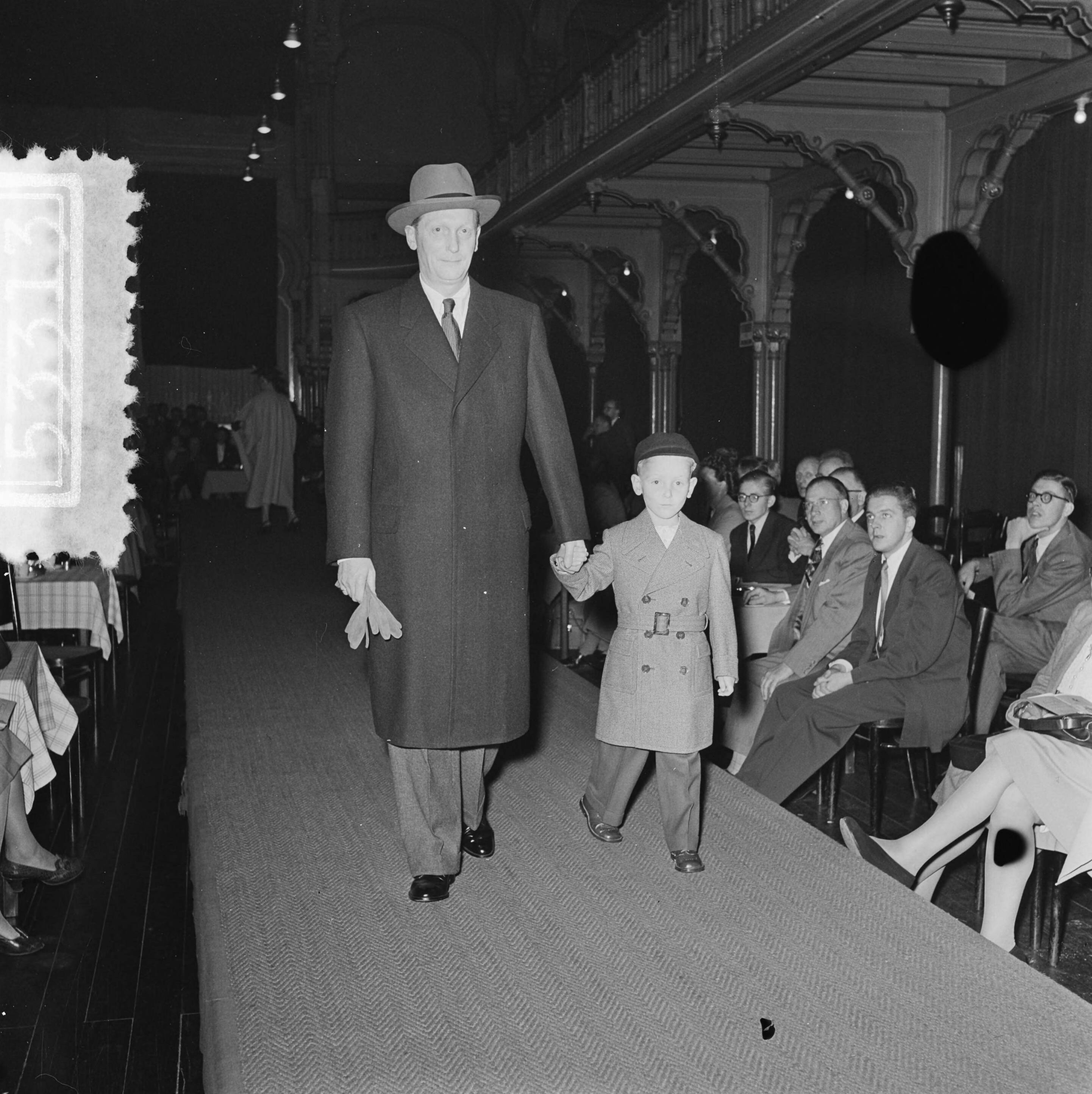 Fotocollectie Anefo — 1e Nationale Show van Dames- en Herenmaatkleding te Den Haag — Foto: Noske, J.D. / Anefo. Licentie: Set B: Rechtenvrij / Publiek Domein. Bron: Nationaal Archief. http://hdl.handle.net/10648/a90046b2-d0b4-102d-bcf8-003048976d84
