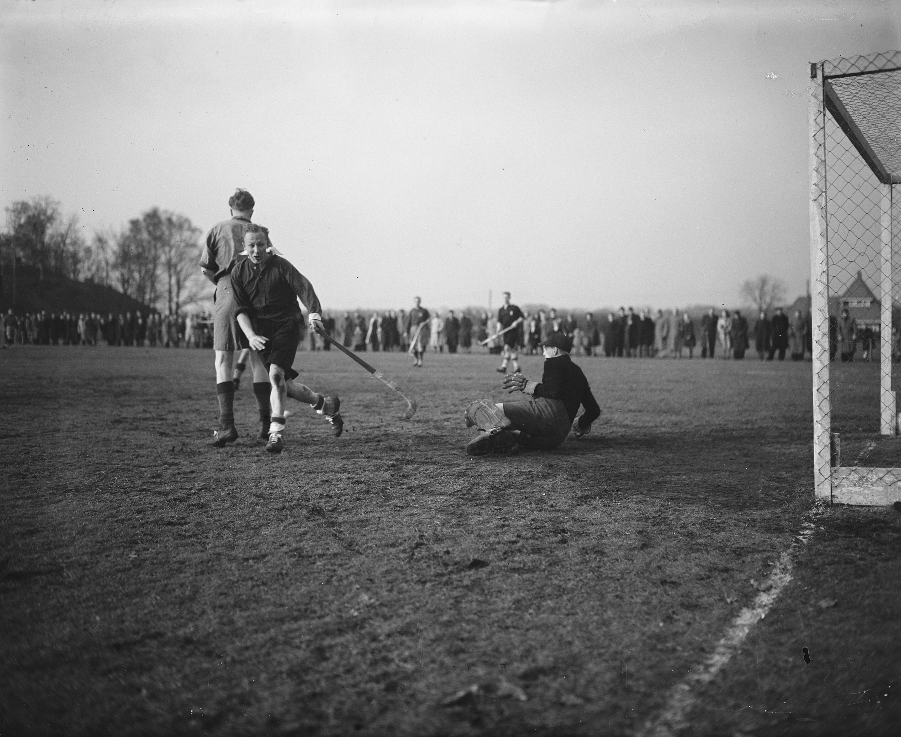 Fotocollectie Anefo — Hockey. Hilversum tegen HHYC 2-5. Moment voor HHYC-doel — Foto: Snikkers, Anton / Anefo. Licentie: Set B: Rechtenvrij / Publiek Domein. Bron: Nationaal Archief. http://hdl.handle.net/10648/a8b1f494-d0b4-102d-bcf8-003048976d84