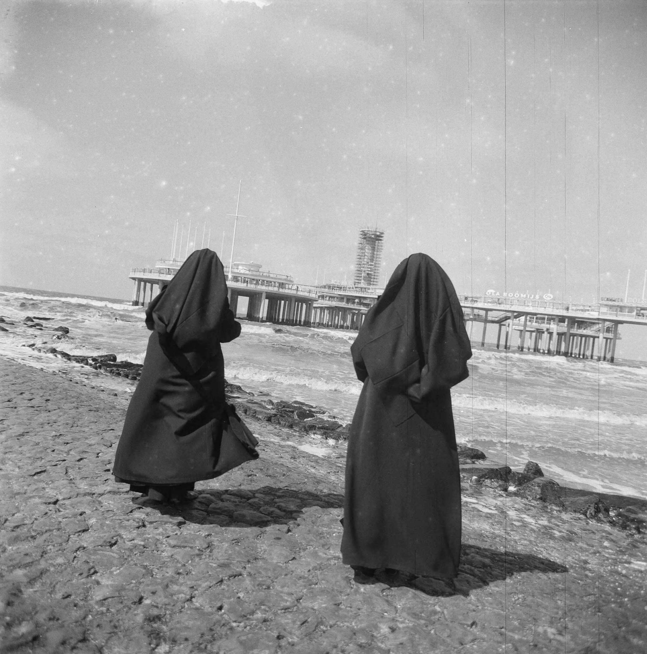 Nieuwe Pier in Scheveningen — Nieuwe Pier in Scheveningen. Nonnetje bij de pier — Foto: Nijs, Jac. de / Anefo. Licentie: Set B: Rechtenvrij / Publiek Domein. Bron: Nationaal Archief. http://hdl.handle.net/10648/a9d5b374-d0b4-102d-bcf8-003048976d84