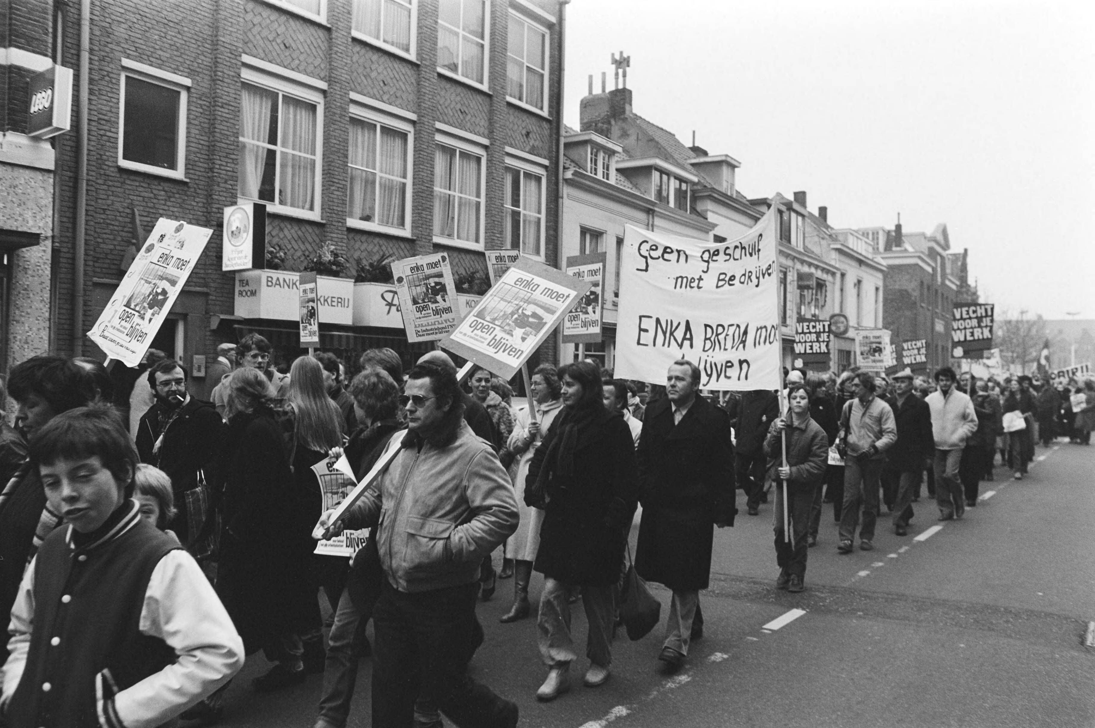 Fotocollectie Anefo — Demonstratie van het Enka-personeel in Breda tegen de aangekondigde sluiting — Foto: Bogaerts, Rob / Anefo. Licentie: Set B: Rechtenvrij / Publiek Domein. Bron: Nationaal Archief. http://hdl.handle.net/10648/acf34e86-d0b4-102d-bcf8-003048976d84