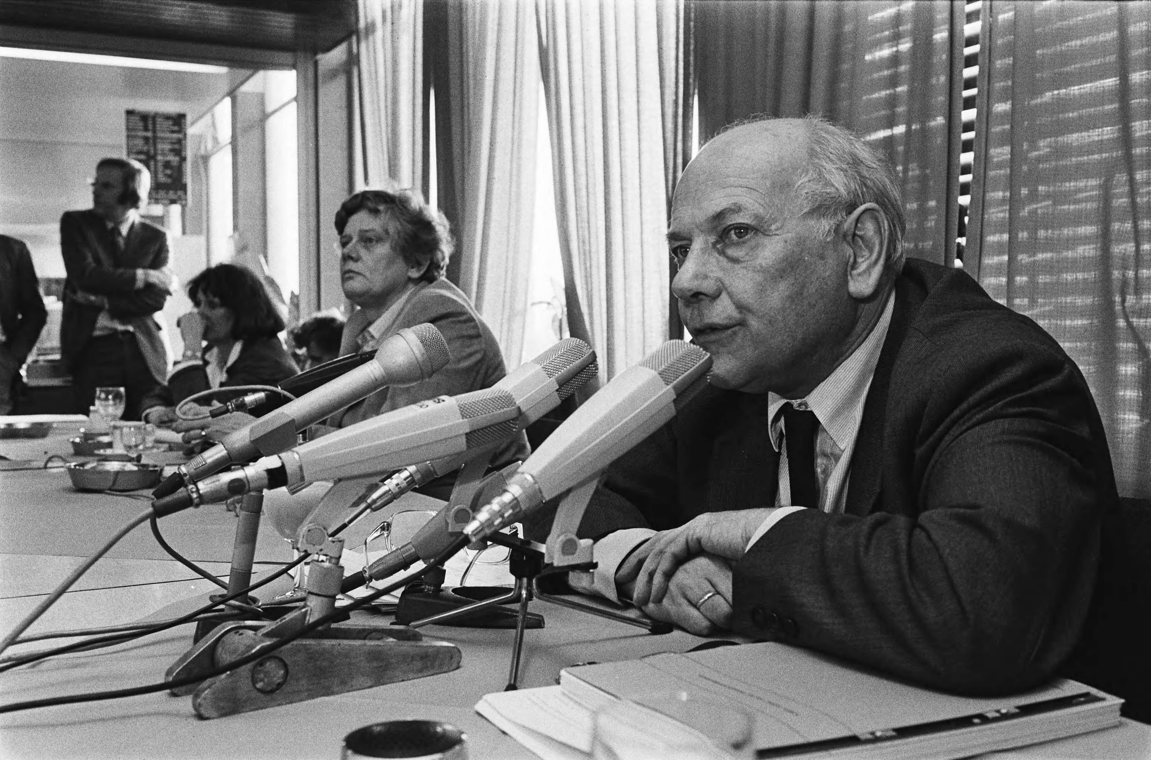 Fotocollectie Anefo — Den Uyl presenteert het werkgelegenheidsprogramma in eerste aanleg tijdens pc in Den Haag . Den Uyl en naast hem Dales (m.) en dAncona — Foto: Antonisse, Marcel / Anefo. Licentie: Set B: Rechtenvrij / Publiek Domein. Bron: Nationaal Archief. http://hdl.handle.net/10648/ad1186a8-d0b4-102d-bcf8-003048976d84