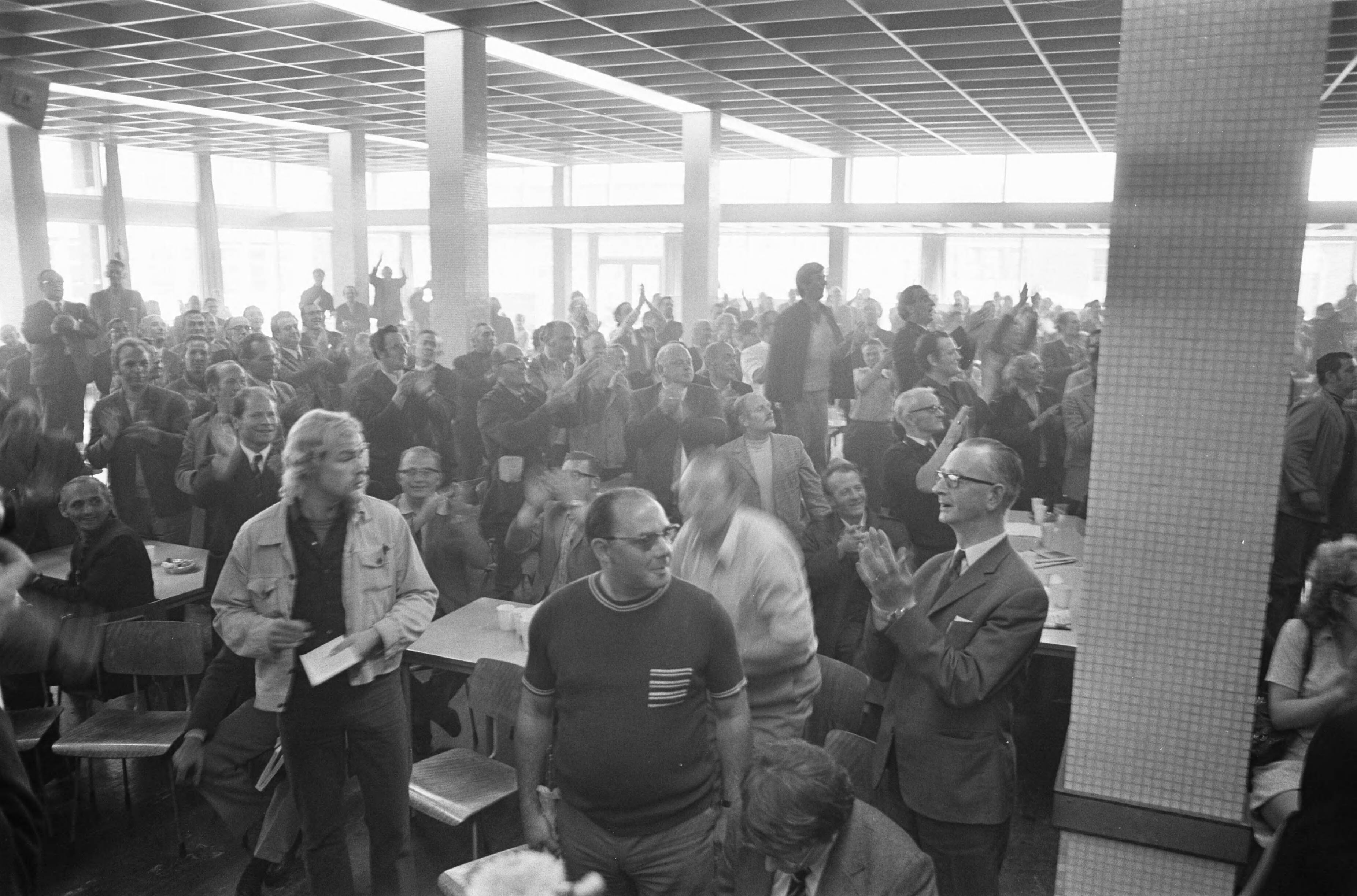 Fotocollectie Anefo — Bezetting ENKA Breda wordt opgeheven — Foto: Evers, Joost / Anefo. Licentie: Set B: Rechtenvrij / Publiek Domein. Bron: Nationaal Archief. http://hdl.handle.net/10648/abf6e6fa-d0b4-102d-bcf8-003048976d84