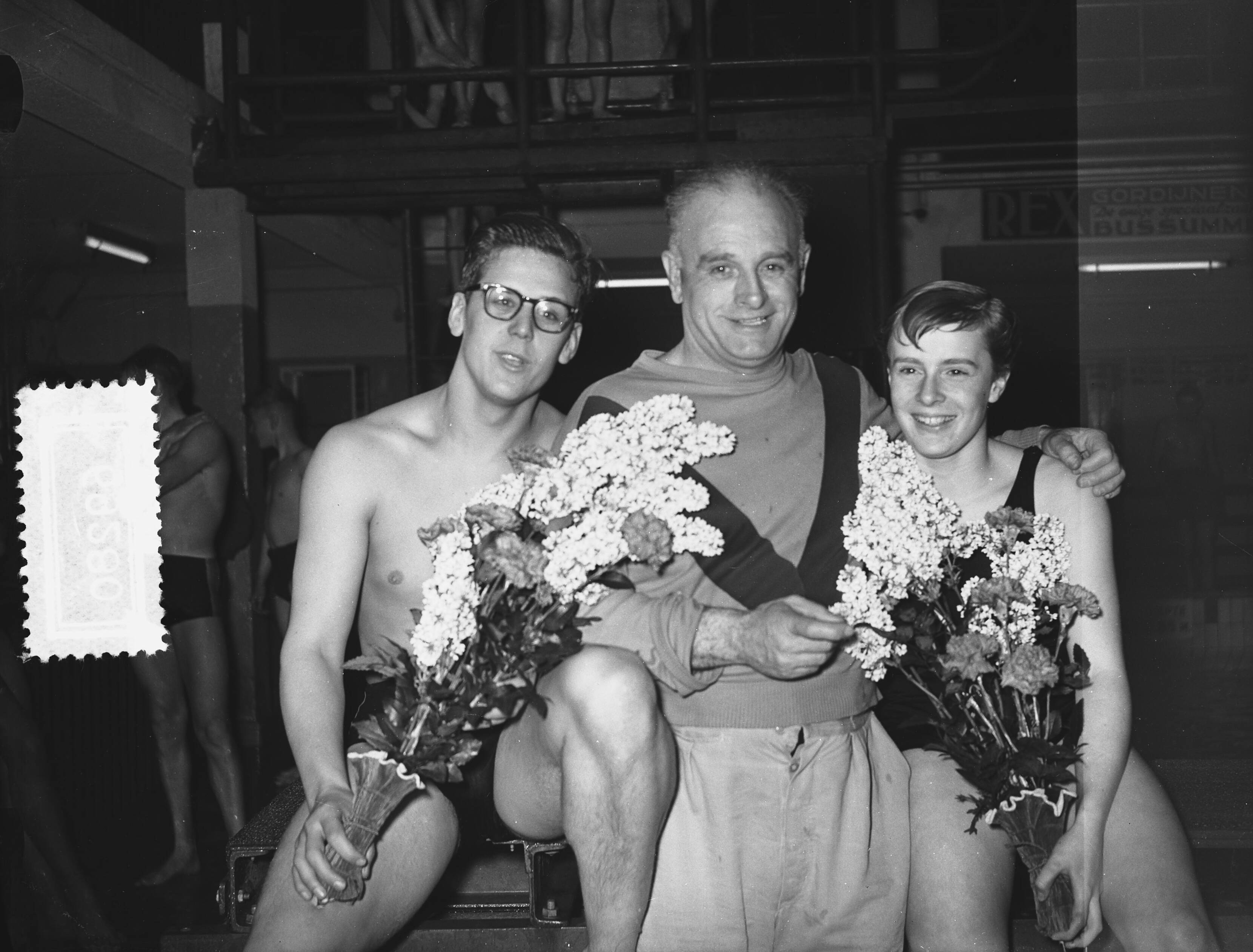 Fotocollectie Anefo — Zwemwedstrijden in Hilversum. Vlnr. Herman Willemse (nederlands record 200 meter vrije slag), zwemcoach Jan Stender, en Mary Kok (nederlands record 200 meter vlinderslag) — Foto: Bilsen, Joop van / Anefo. Licentie: Set B: Rechtenvrij / Publiek Domein. Bron: Nationaal Archief. http://hdl.handle.net/10648/a92f3ee0-d0b4-102d-bcf8-003048976d84