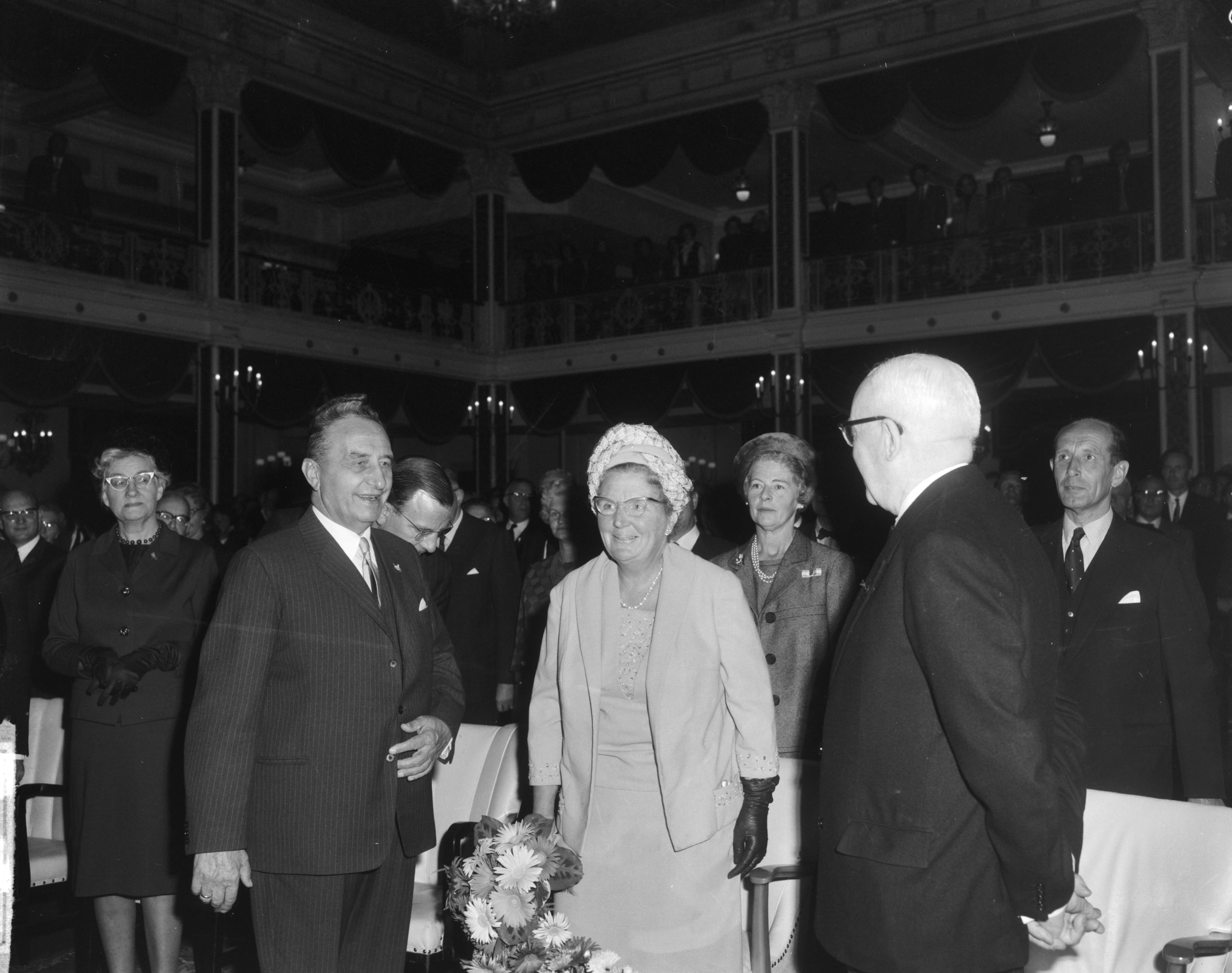 Fotocollectie Anefo — Koningin Juliana woont in het Kurhaus in Scheveningen het congres van het Genootschap "Onze Taal" bij. Links voorzitter Jan Veering, rechts ? — Foto: Bilsen, Joop van / Anefo. Licentie: Set B: Rechtenvrij / Publiek Domein. Bron: Nationaal Archief. http://hdl.handle.net/10648/aa7d8a36-d0b4-102d-bcf8-003048976d84