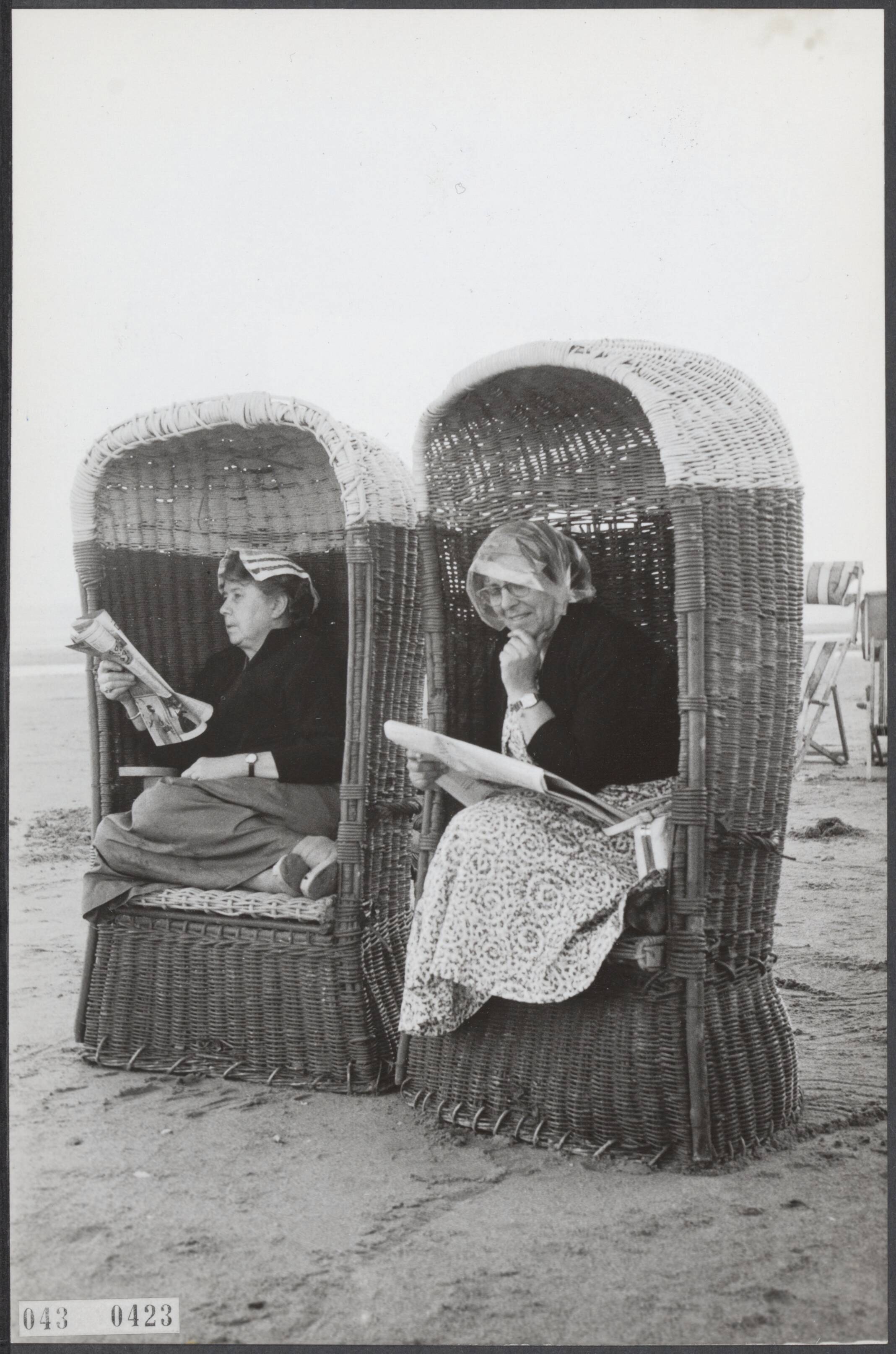 Fotocollectie Elsevier Binnenland — Twee vrouwen in strandstoelen op het strand van Zandvoort — Foto: Fotograaf Onbekend / Anefo. Licentie: Set B: Rechtenvrij / Publiek Domein. Bron: Nationaal Archief. http://hdl.handle.net/10648/adf8f222-d0b4-102d-bcf8-003048976d84