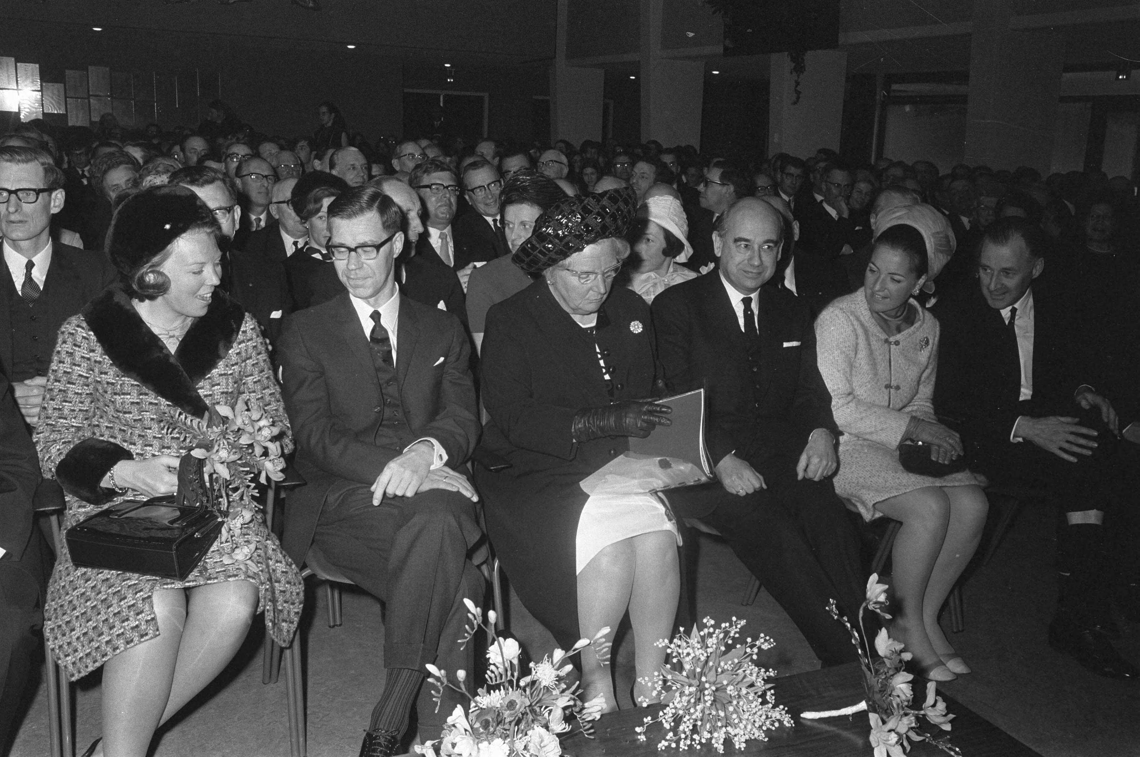 Fotocollectie Anefo — Koningin Juliana opent het nieuwe Baarns Lyceum te Baarn v.l.n.r. prinses Beatrix, mr. J.H. Grosheide (staatssecretaris OenW), koningin Juliana, A. Jiskoot (voorz. Lyceum), prinses Margriet — Foto: Koch, Eric / Anefo. Licentie: Set B: Rechtenvrij / Publiek Domein. Bron: Nationaal Archief. http://hdl.handle.net/10648/ab640a2e-d0b4-102d-bcf8-003048976d84