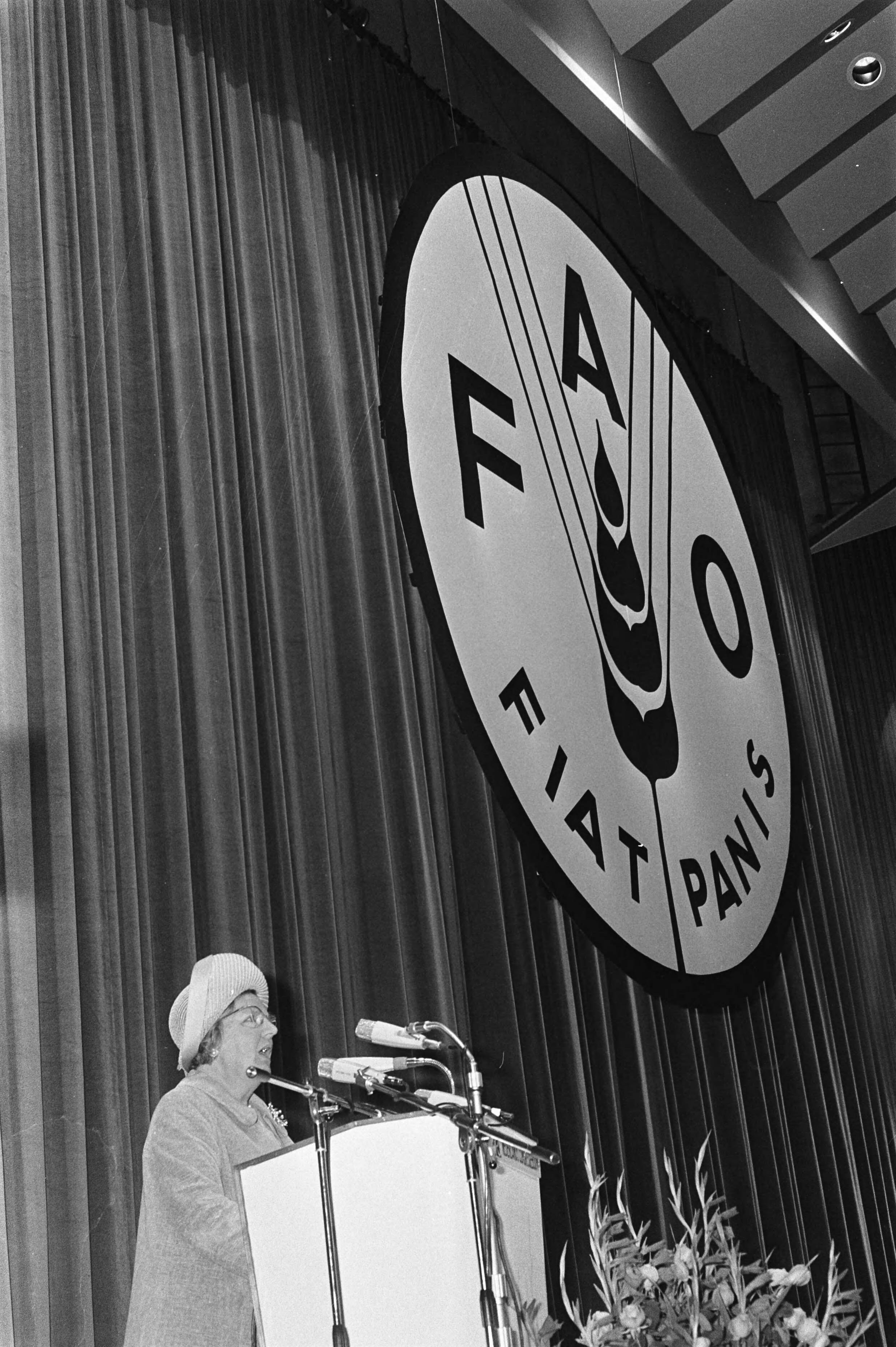 Fotocollectie Anefo — koningin Juliana opent 2e FAO-Wereldvoedselcongres in Congrescentrum, Den Haag ; koningin Juliana tijdens rede voor FAO-bord — Foto: Mieremet, Rob / Anefo. Licentie: Set B: Rechtenvrij / Publiek Domein. Bron: Nationaal Archief. http://hdl.handle.net/10648/ab99bf84-d0b4-102d-bcf8-003048976d84