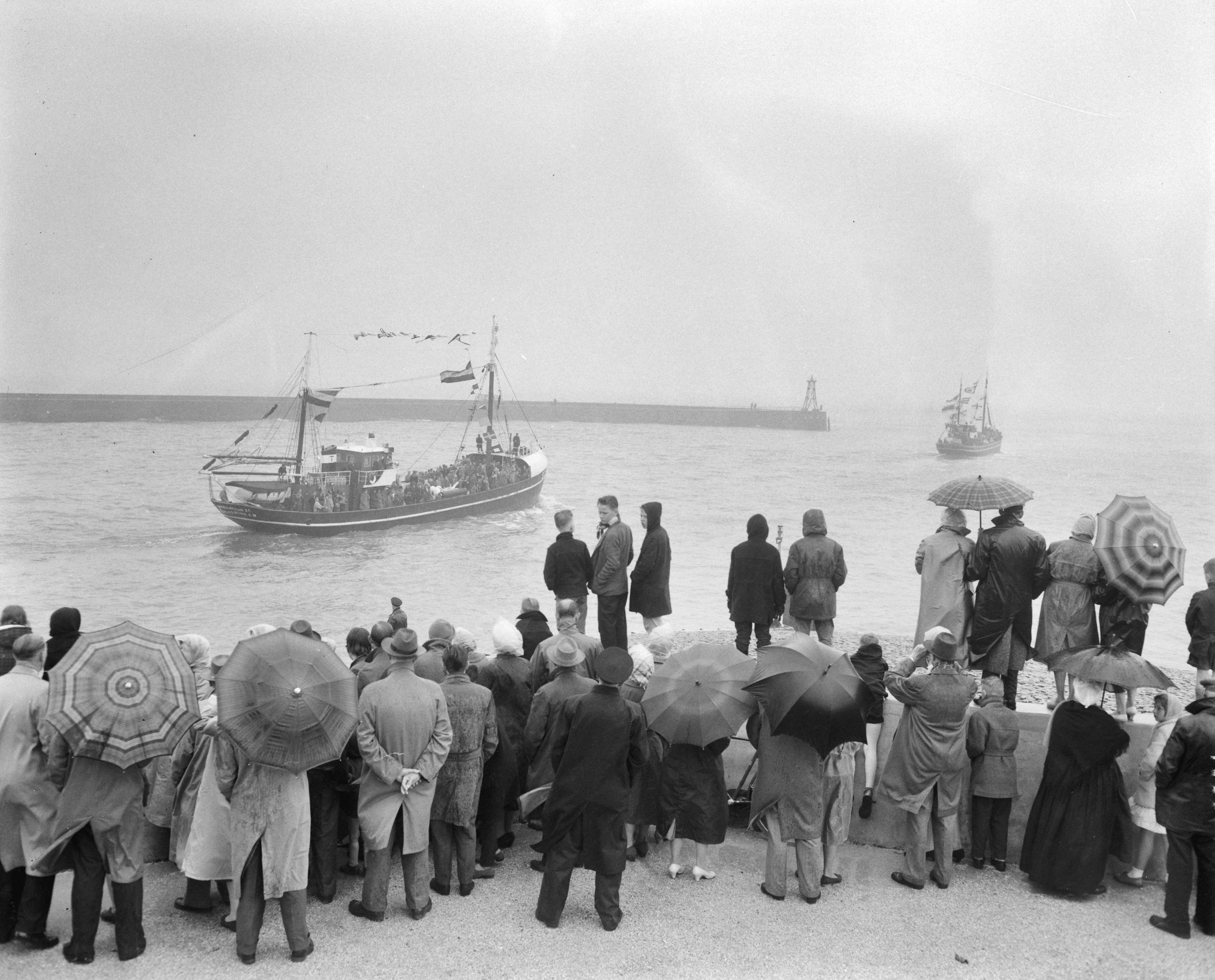 Fotocollectie Anefo — Vlaggetjesdag te Scheveningen, uitvaren van de vloot met publiek — Foto: Behrens, Herbert F. / Anefo. Licentie: Set B: Rechtenvrij / Publiek Domein. Bron: Nationaal Archief. http://hdl.handle.net/10648/a9afad46-d0b4-102d-bcf8-003048976d84