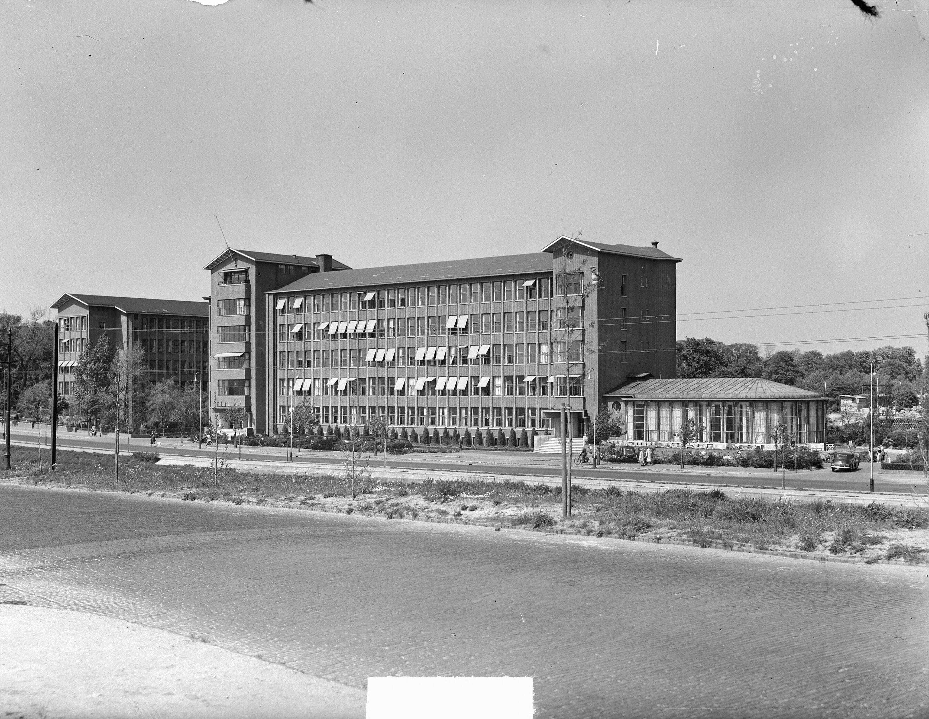 Fotocollectie Anefo — Nieuwe KLM gebouw aan de Raamweg te Den Haag — Foto: Winterbergen, Rolf / Anefo. Licentie: Set B: Rechtenvrij / Publiek Domein. Bron: Nationaal Archief. http://hdl.handle.net/10648/a8c7b252-d0b4-102d-bcf8-003048976d84