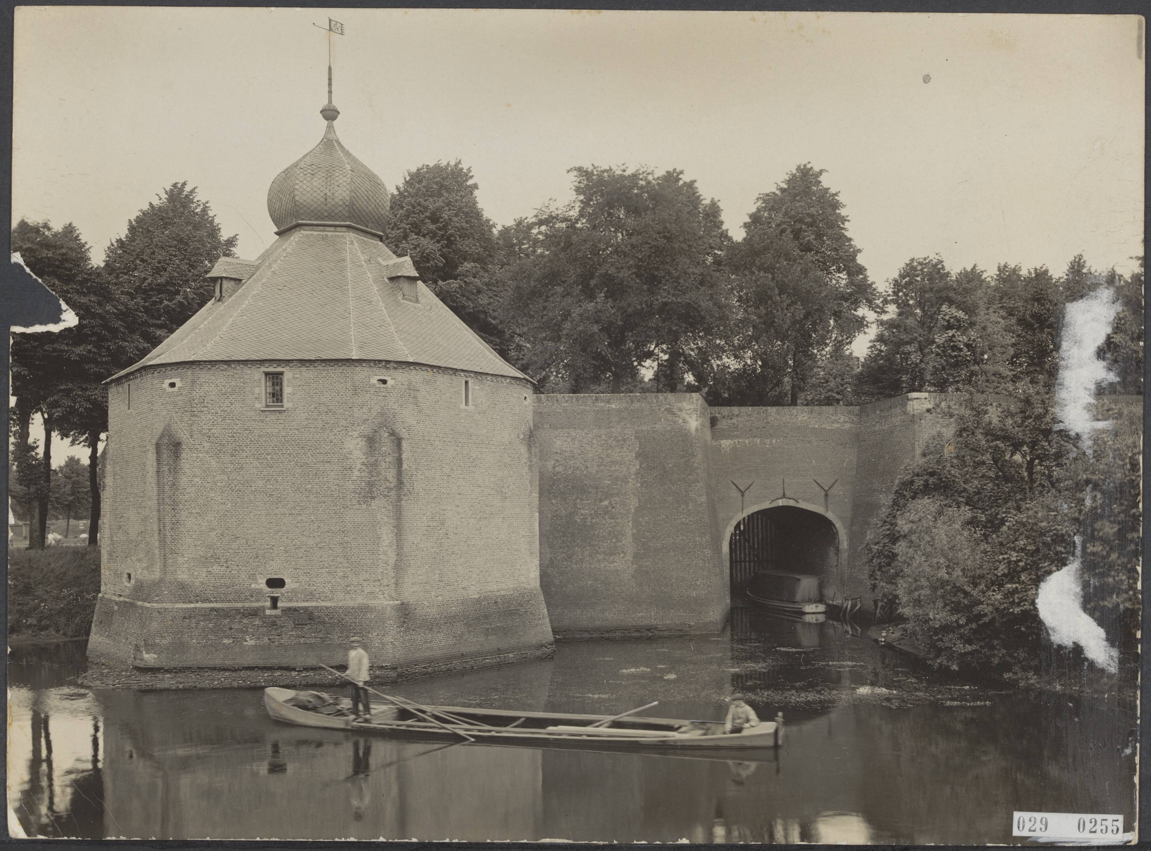 Fotocollectie Elsevier Binnenland — De "Duiventoren" en de "Granaattoren" in de 16e eeuw gebouwd door Hendrik III van Nassau-Breda — Foto: Onbekend / Publiek Domein of Rechtenvrij. Licentie: Set B: Rechtenvrij / Publiek Domein. Bron: Nationaal Archief. http://hdl.handle.net/10648/ade164ae-d0b4-102d-bcf8-003048976d84