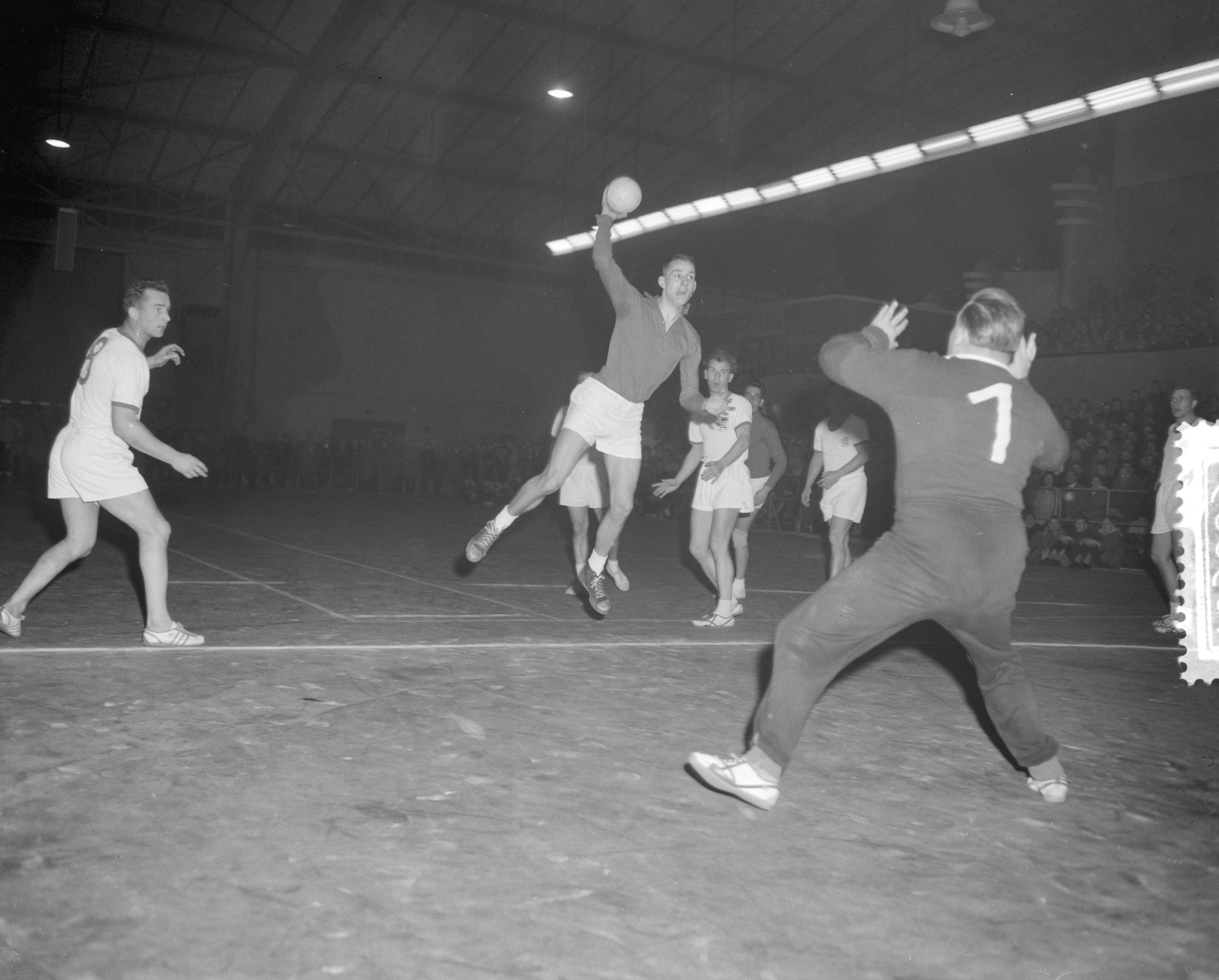 Fotocollectie Anefo — Zaalhandbal. Nederlands Bondselftal tegen Hessen [selectie deelstaat West-Duitsland] 14-15. Spelmoment — Foto: Behrens, Herbert F. / Anefo. Licentie: Set B: Rechtenvrij / Publiek Domein. Bron: Nationaal Archief. http://hdl.handle.net/10648/a9a65f20-d0b4-102d-bcf8-003048976d84