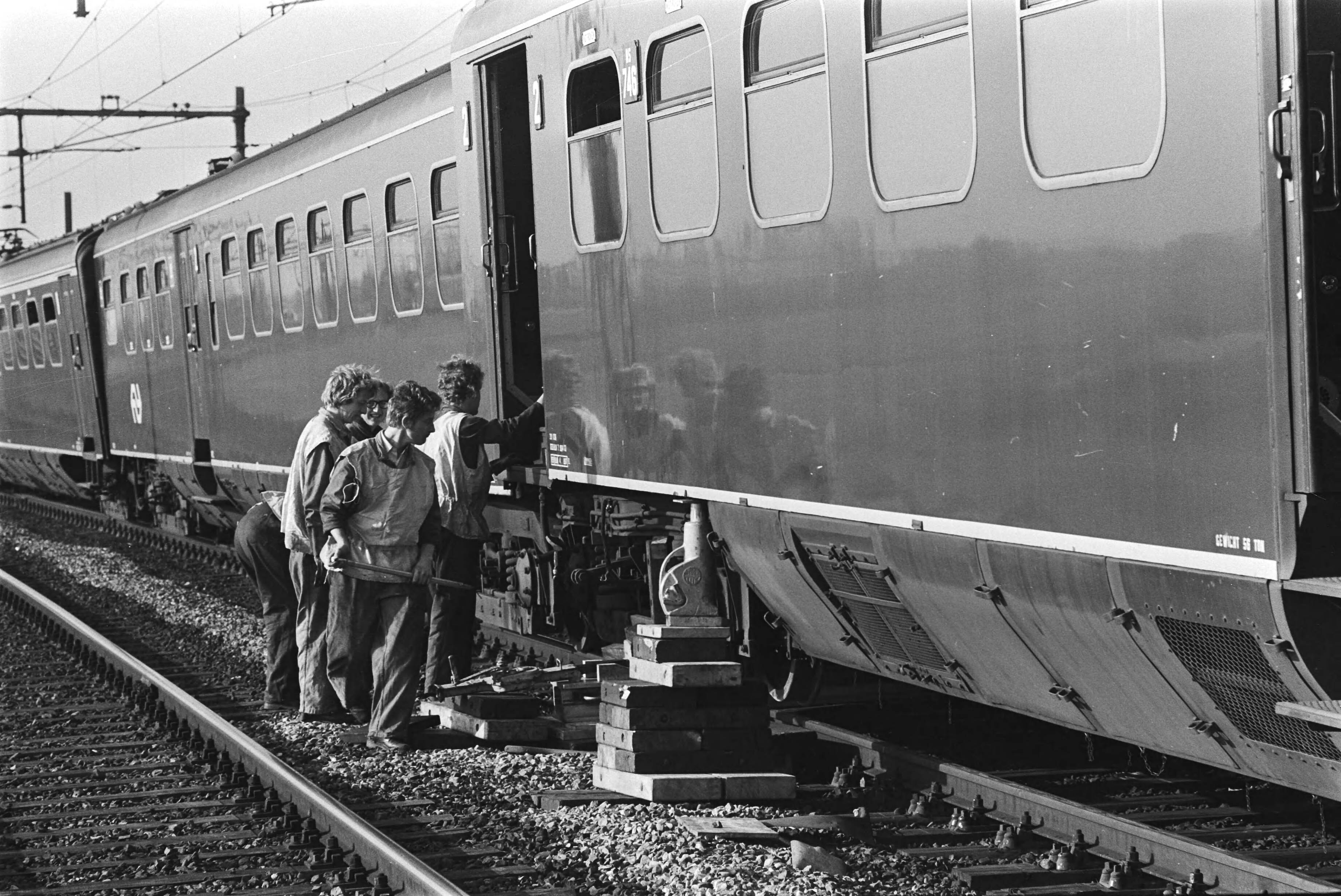 Fotocollectie Anefo — Trein is ontspoord tussen Utrecht en Rotterdam bij Gouda; ontspoorde trein — Foto: Evers, Joost / Anefo. Licentie: Set B: Rechtenvrij / Publiek Domein. Bron: Nationaal Archief. http://hdl.handle.net/10648/aba9e4d6-d0b4-102d-bcf8-003048976d84