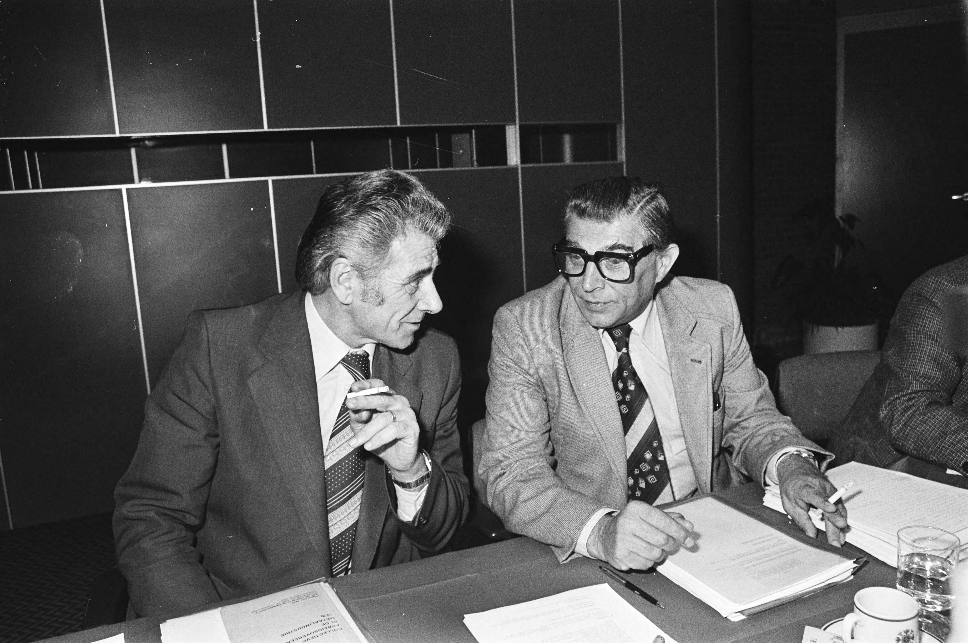 Overleg metaal CAO te Zoetermeer — Wamsteeker (rechts) en Laurier — Foto: Pereira, Fernando / Anefo. Licentie: Set B: Rechtenvrij / Publiek Domein. Bron: Nationaal Archief. http://hdl.handle.net/10648/accaa6e8-d0b4-102d-bcf8-003048976d84