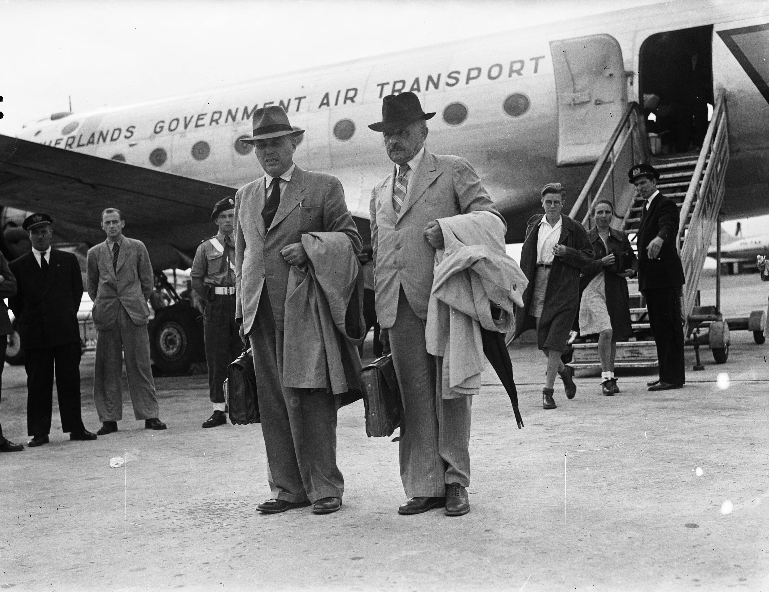 Fotocollectie Anefo — Aankomst Commissie-Generaal voor Nederlands-Indië op Schiphol [Willem Schermerhorn (rechts) en Max van Poll] — Foto: Noske, J.D. / Anefo. Licentie: Set B: Rechtenvrij / Publiek Domein. Bron: Nationaal Archief. http://hdl.handle.net/10648/a8ab2bdc-d0b4-102d-bcf8-003048976d84