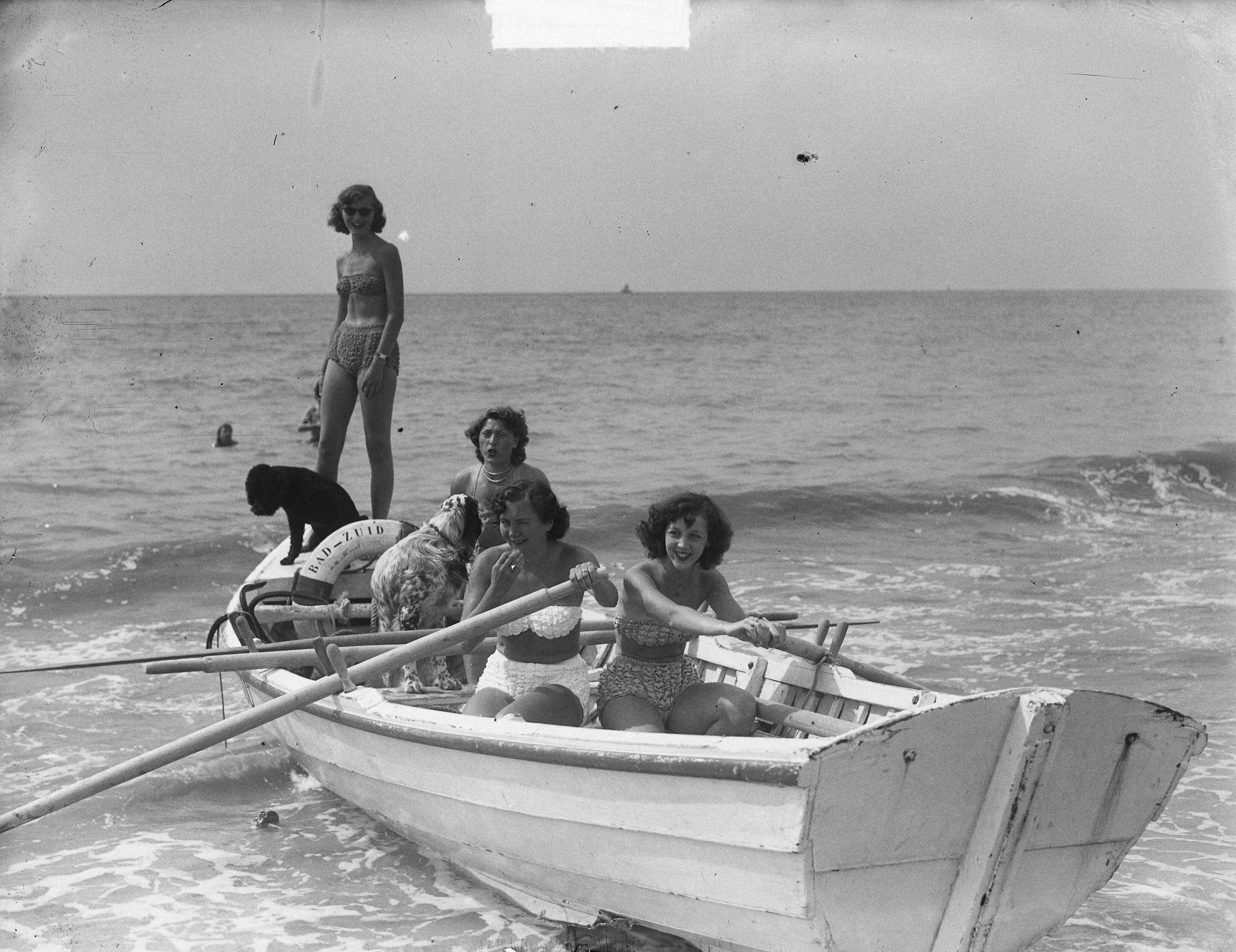 Badseizoen Zandvoort. Dames — Badseizoen Zandvoort. Dames op het strand (in een roeiboot) — Foto: Pot, Harry / Anefo. Licentie: Set B: Rechtenvrij / Publiek Domein. Bron: Nationaal Archief. http://hdl.handle.net/10648/a8dbbb62-d0b4-102d-bcf8-003048976d84