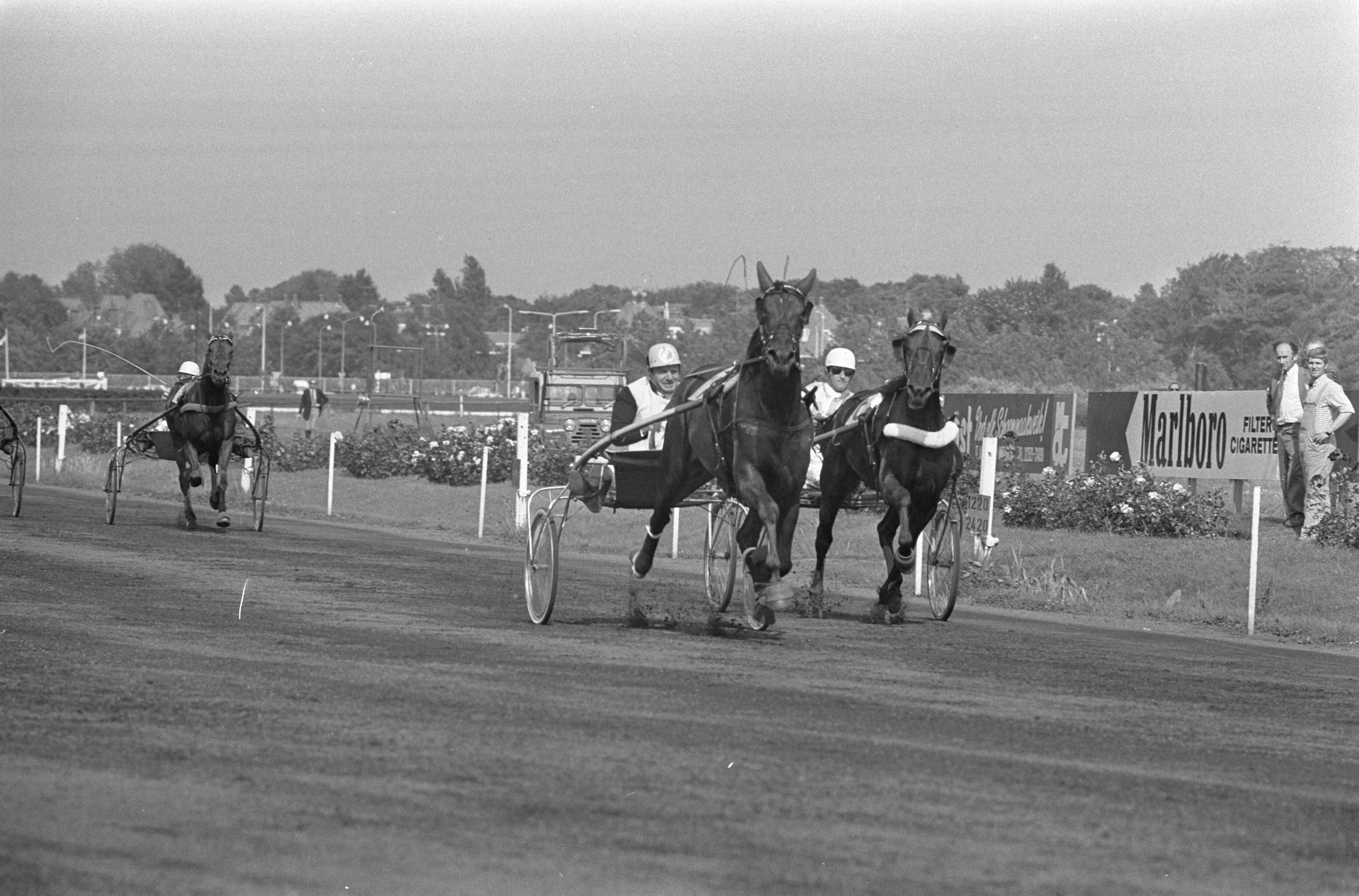 Fotocollectie Anefo — Derby K te Duindigt, Keen Speed met jockey J. Kleyweg (rechts) en tweede van rechts winnaar Karin met jockey J. Hendrikx in aktie — Foto: Punt, W. / Anefo. Licentie: Set B: Rechtenvrij / Publiek Domein. Bron: Nationaal Archief. http://hdl.handle.net/10648/abf1b126-d0b4-102d-bcf8-003048976d84