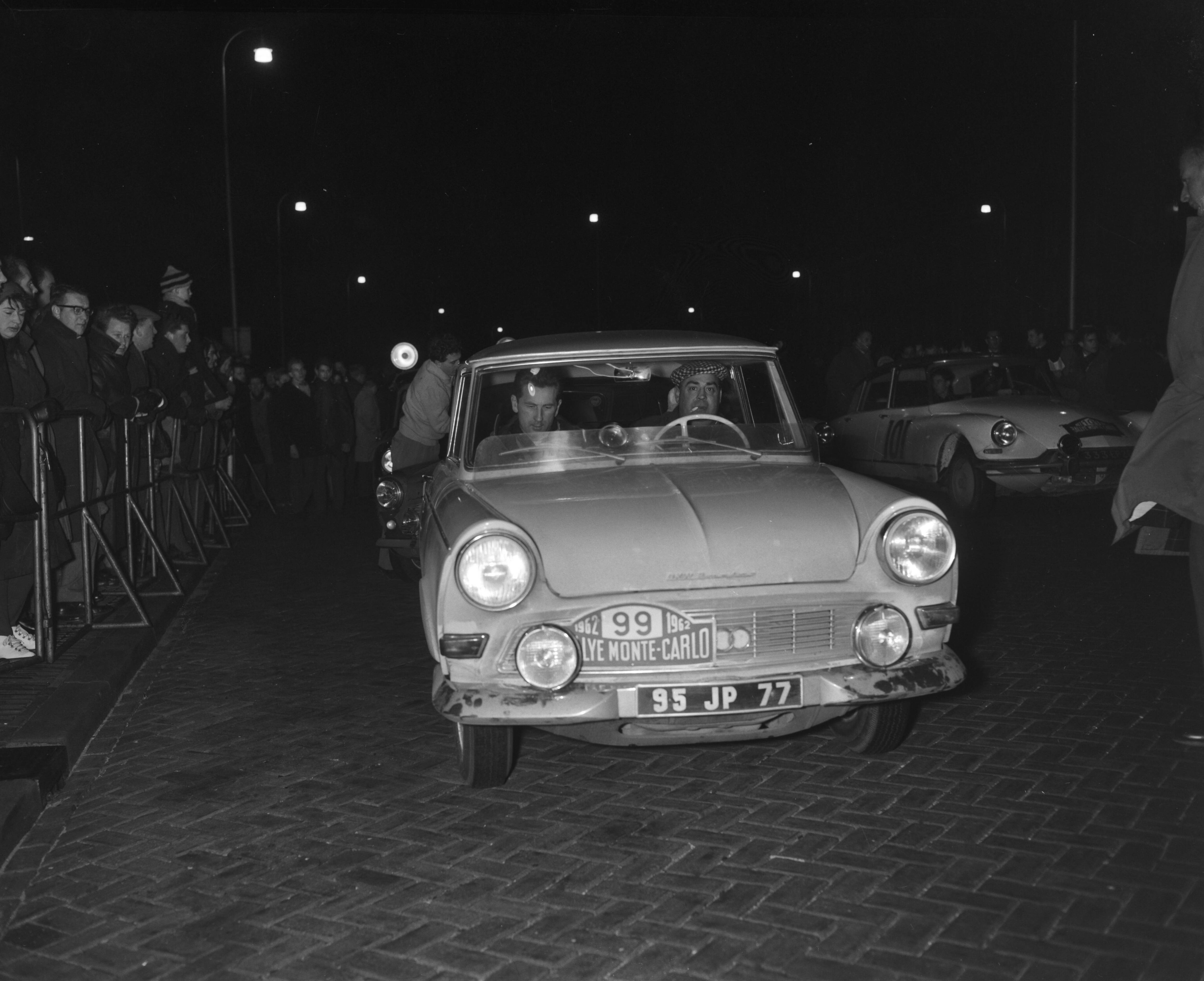Fotocollectie Anefo — Deelnemers Rally Monte Carlo tijdcontrole in Scheveningen. Jacques Lacoste en Jean Charon in DKW (startnummer 99) — Foto: Bilsen, Joop van / Anefo. Licentie: Set B: Rechtenvrij / Publiek Domein. Bron: Nationaal Archief. http://hdl.handle.net/10648/a9f4fd06-d0b4-102d-bcf8-003048976d84