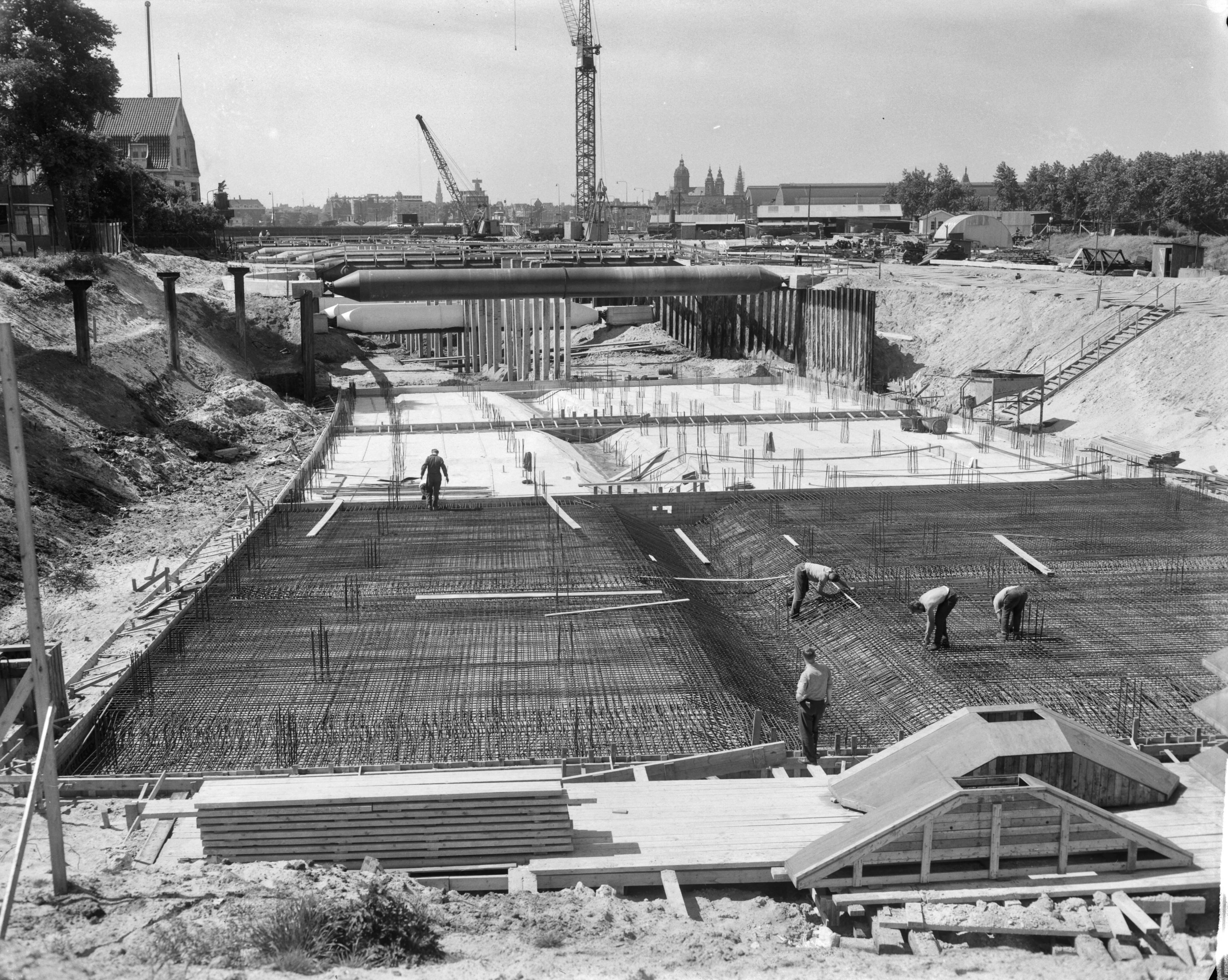 Fotocollectie Anefo — Bouw van de IJ-tunnel, noordelijke toegangsweg, Adelaarswegen te Amsterdam-Noord — Foto: Bilsen, Joop van / Anefo. Licentie: Set B: Rechtenvrij / Publiek Domein. Bron: Nationaal Archief. http://hdl.handle.net/10648/aa3a5694-d0b4-102d-bcf8-003048976d84