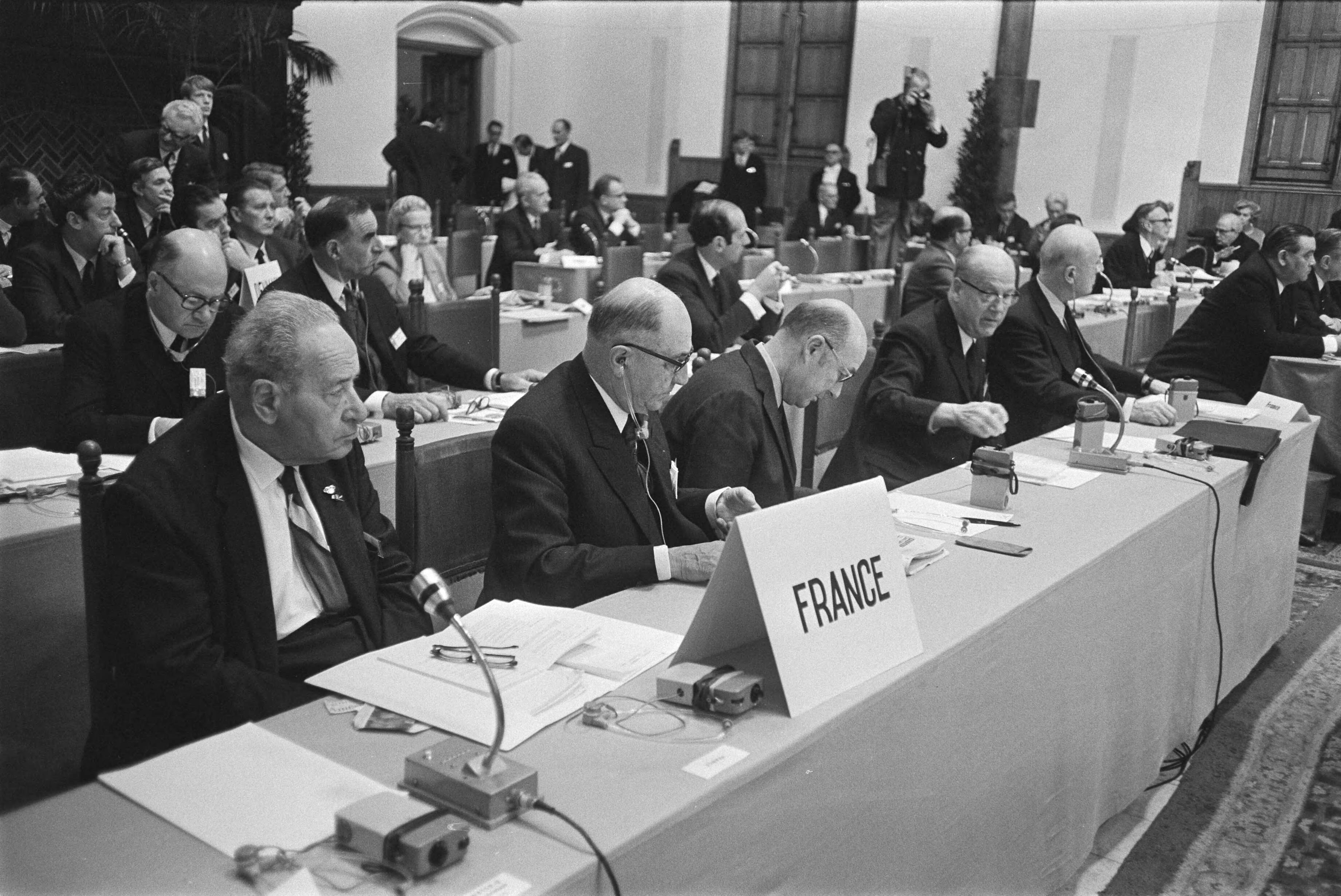 Fotocollectie Anefo — NATO Parlement bijeen in Ridderzaal, Den Haag ; nr. 7: USA-delegatie; nr, 8,9: Franse delegatie; nr. 10: Duitse delegatie — Foto: Koch, Eric / Anefo. Licentie: Set B: Rechtenvrij / Publiek Domein. Bron: Nationaal Archief. http://hdl.handle.net/10648/aba96f1a-d0b4-102d-bcf8-003048976d84