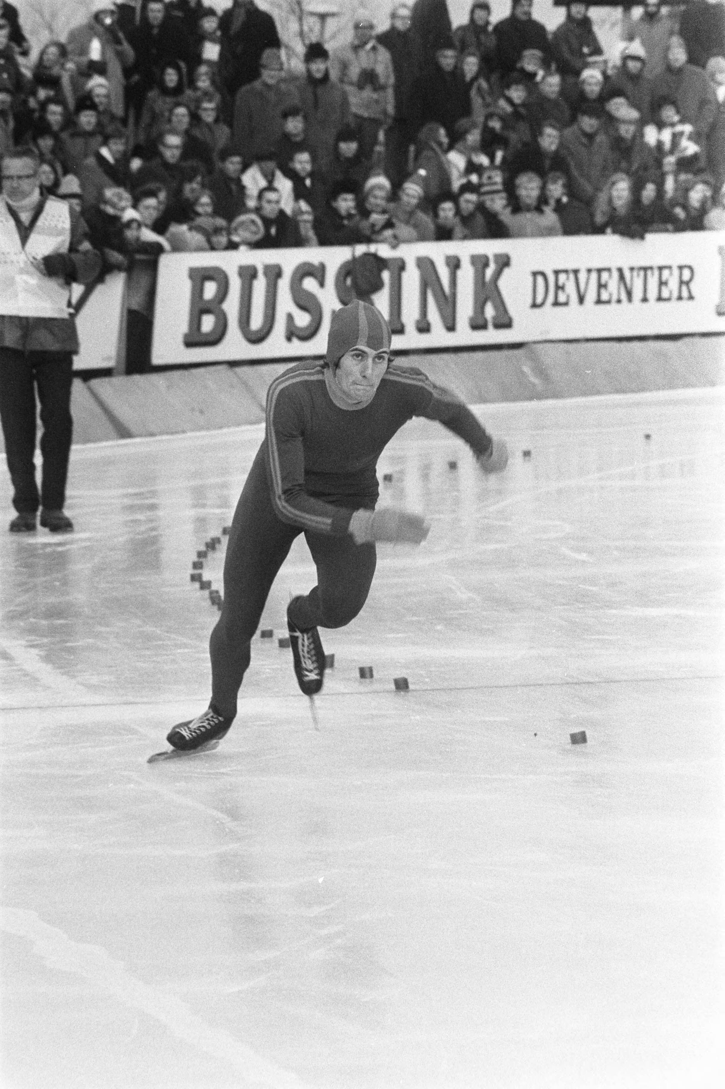 Fotocollectie Anefo — Nederlandse schaatskampioenschappen Deventer, J. Bols — Foto: Verhoeff, Bert / Anefo. Licentie: Set B: Rechtenvrij / Publiek Domein. Bron: Nationaal Archief. http://hdl.handle.net/10648/abdd6932-d0b4-102d-bcf8-003048976d84