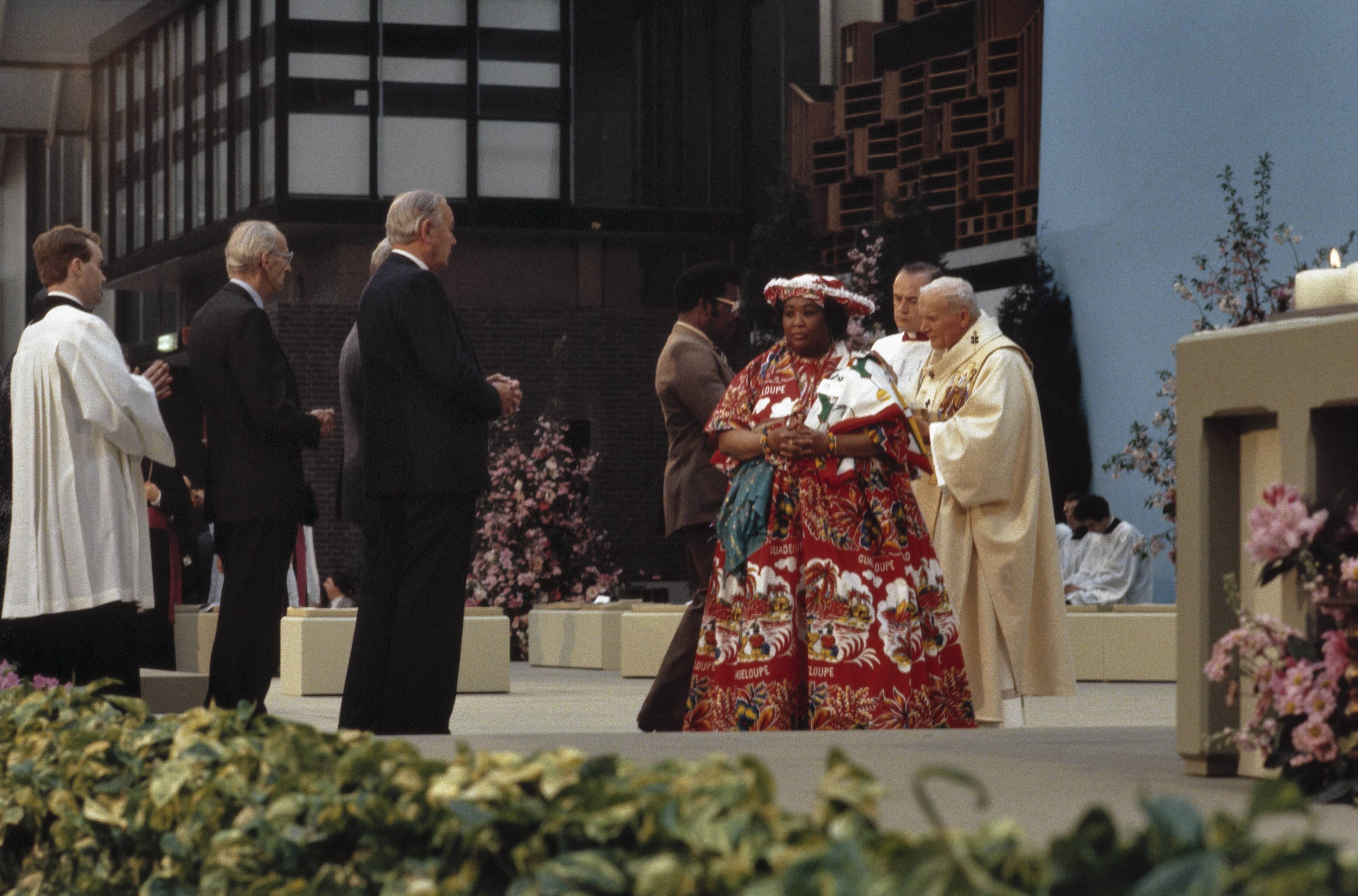 Fotocollectie Anefo — Pausbezoek aan Nederland; Eucharistieviering in de Jaarbeurshallen in Utrecht — Foto: Croes, Rob C. / Anefo. Licentie: Set B: Rechtenvrij / Publiek Domein. Bron: Nationaal Archief. http://hdl.handle.net/10648/ad8ba7ee-d0b4-102d-bcf8-003048976d84