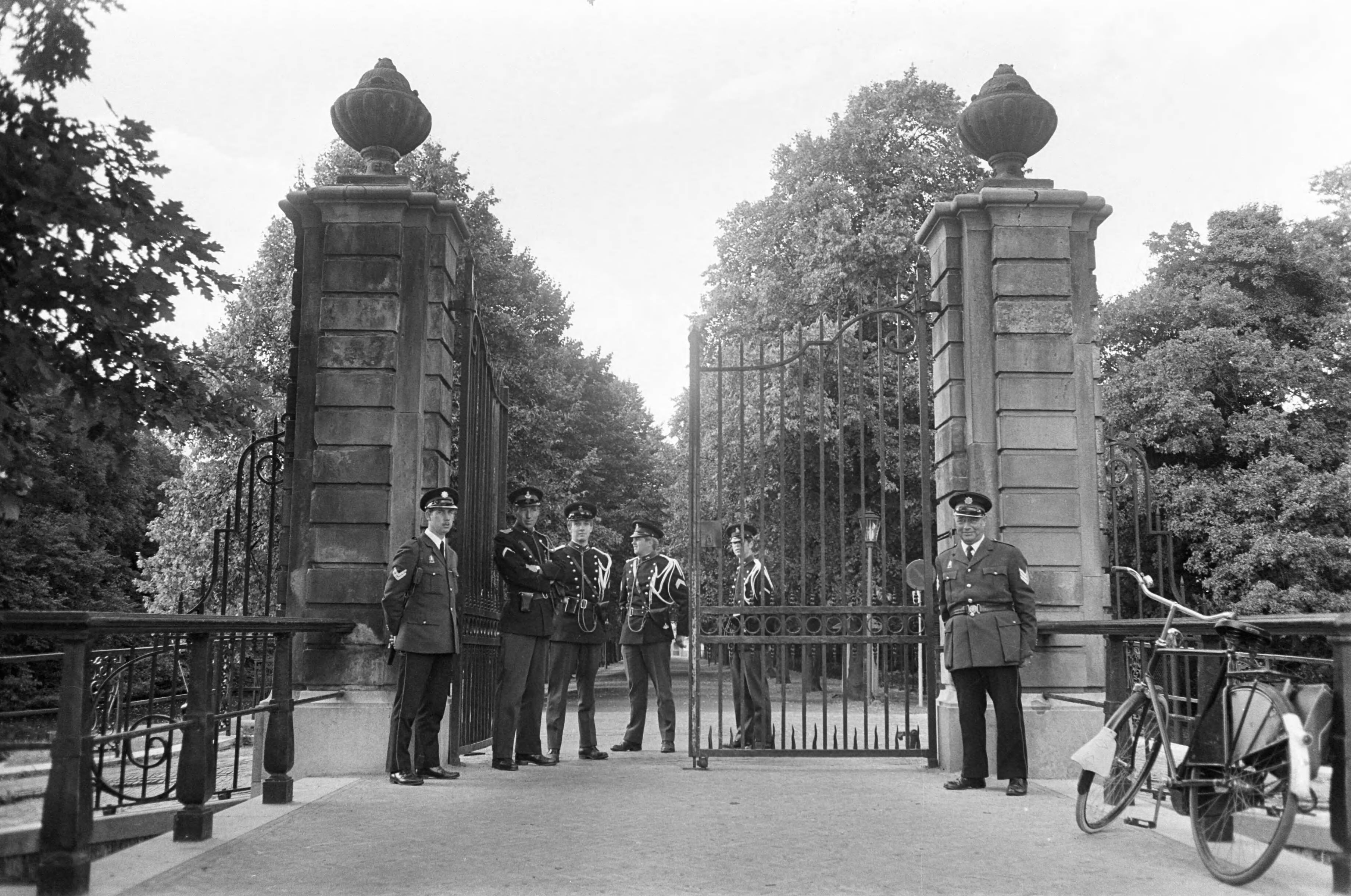 Fotocollectie Anefo — Paleis Huis ten Bosch , Den Haag , wordt bewaakt i.v.m. aanstaand bezoek president Soeharto; politie en marechaussee bij ingang paleis — Foto: Koch, Eric / Anefo. Licentie: Set B: Rechtenvrij / Publiek Domein. Bron: Nationaal Archief. http://hdl.handle.net/10648/aba1bb8a-d0b4-102d-bcf8-003048976d84