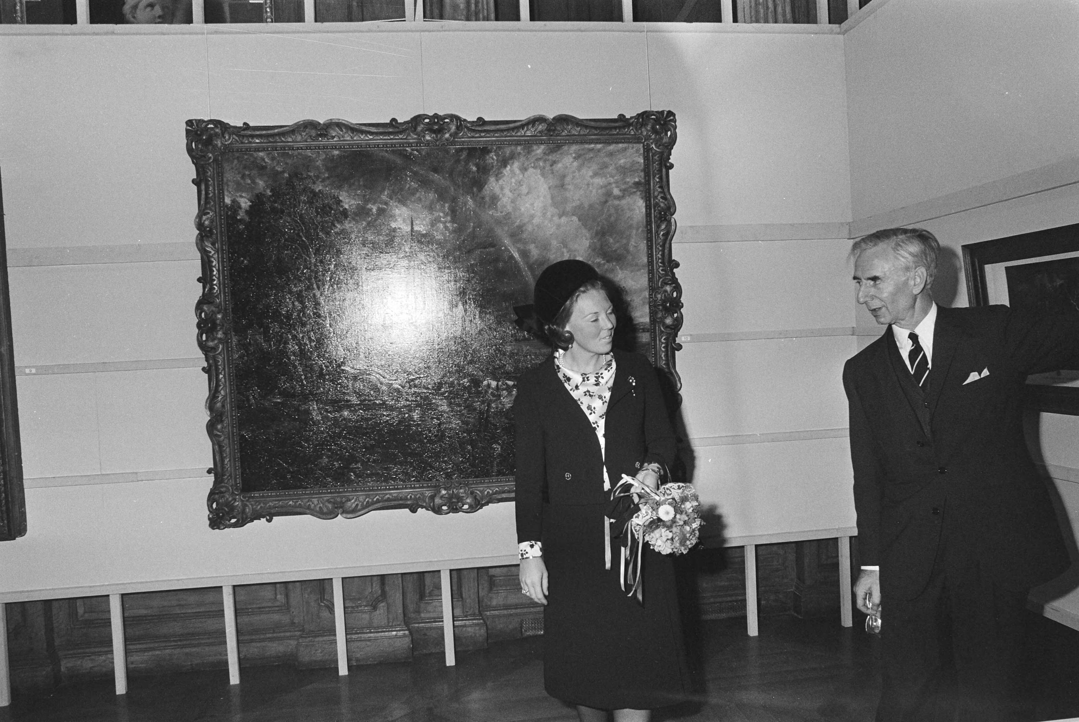 Fotocollectie Anefo — Prinses Beatrix bij voorbezichtiging van tentoonstelling "Schok der Herkenning" in Mauritshuis, Den Haag — Foto: Mieremet, Rob / Anefo. Licentie: Set B: Rechtenvrij / Publiek Domein. Bron: Nationaal Archief. http://hdl.handle.net/10648/abaad670-d0b4-102d-bcf8-003048976d84