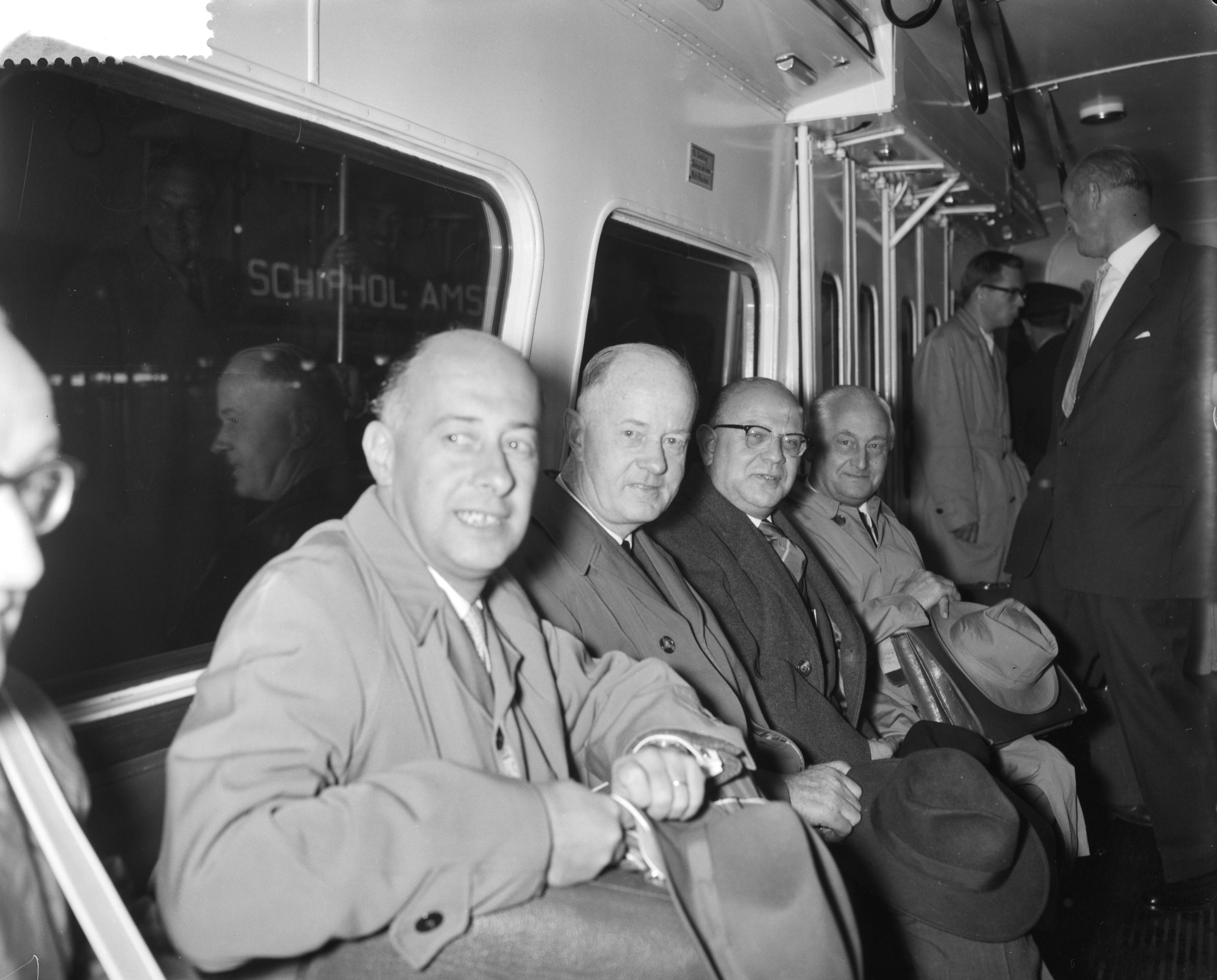 Fotocollectie Anefo — Aankomst van drie leden van de Censuurcommissie op Schiphol v.l.n.r. mr. J. P. Hustinx, jhr. mr. G. Witsen Elias , minister H.A. Korthals en M. van Veen — Foto: Bilsen, Joop van / Anefo. Licentie: Set B: Rechtenvrij / Publiek Domein. Bron: Nationaal Archief. http://hdl.handle.net/10648/a99fef28-d0b4-102d-bcf8-003048976d84