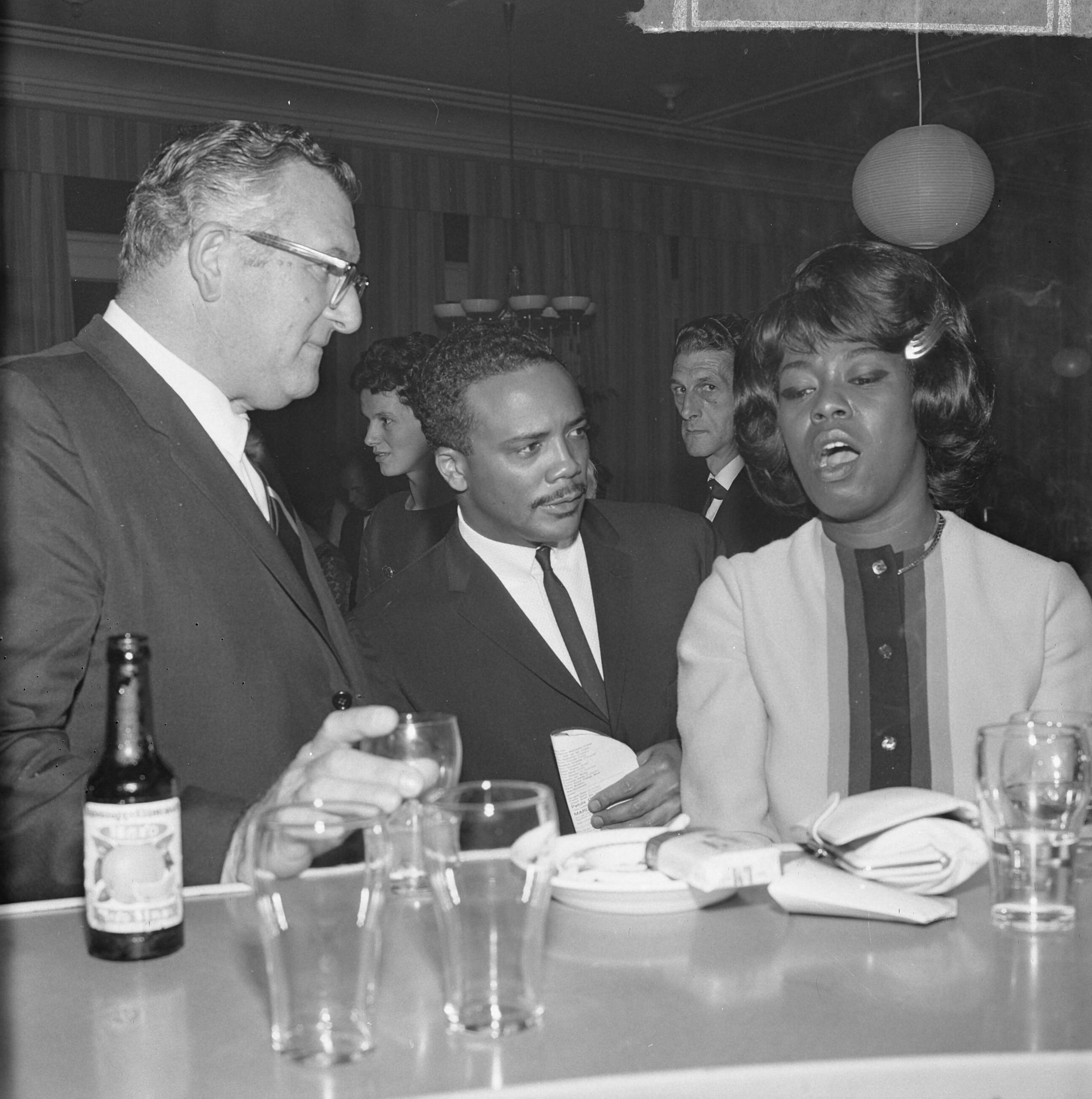 Grand Gala du Disque 1963 — Grand Gala du Disque Populair in het Kurhaus te Scheveningen. Sarah Vaughan — Foto: Koch, Eric / Anefo. Licentie: Set B: Rechtenvrij / Publiek Domein. Bron: Nationaal Archief. http://hdl.handle.net/10648/aa497c50-d0b4-102d-bcf8-003048976d84