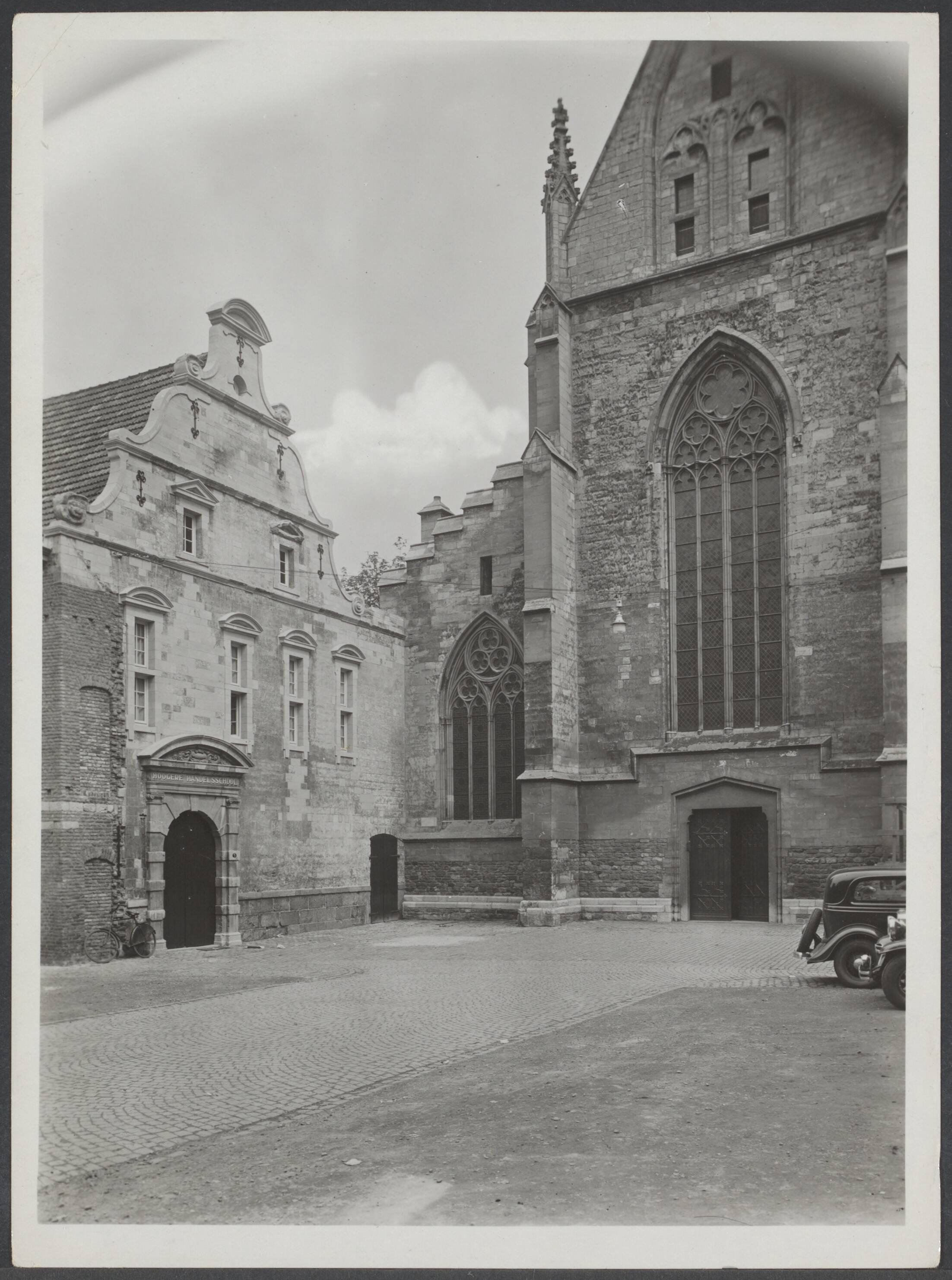 Maastricht I - Algemeen — Concertzaal Maastricht. Voormalige Dominicanerkerk met kloosteringang — Foto: Onbekend / Publiek Domein of Rechtenvrij. Licentie: Set B: Rechtenvrij / Publiek Domein. Bron: Nationaal Archief. http://hdl.handle.net/10648/966b049a-e99d-c3b0-ad38-11d6111a81c5