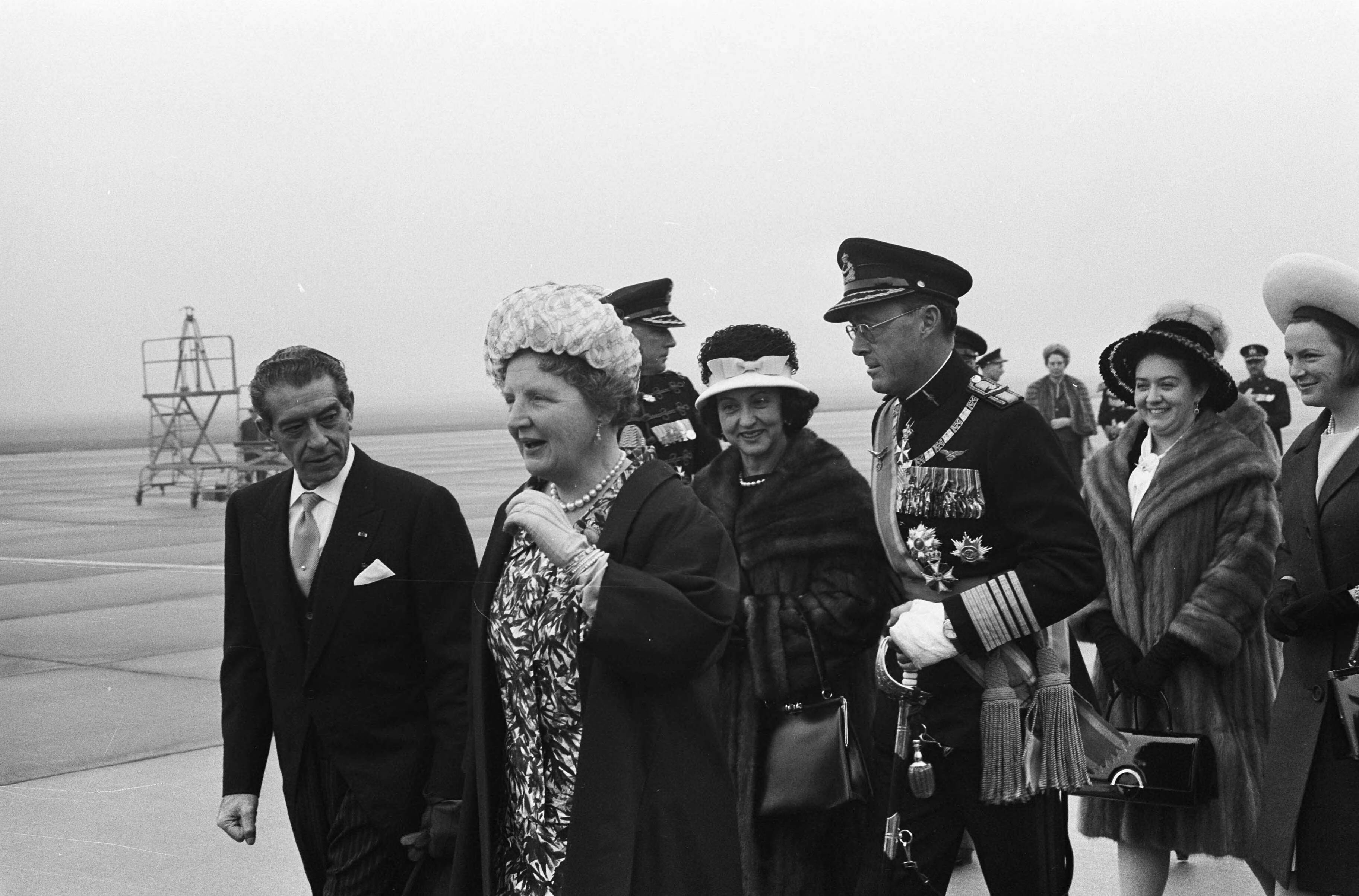 Staatsbezoek Mexicaanse president Adolfo López Mateos (1963) — Staatsbezoek Mexicaanse president Adolfo López Mateos aan Nederland. Aankomst met vrouw en dochter op vliegbasis Ypenburg, v.l.n.r. president Adolfo López Mateos, koningin Juliana, mevrouw Eva Samano de López Mateos, prins Bernhard, dochter Avecita López Mateos en prinses Irene — Foto: Fotograaf Onbekend / Anefo. Licentie: Set B: Rechtenvrij / Publiek Domein. Bron: Nationaal Archief. http://hdl.handle.net/10648/aa309faa-d0b4-102d-bcf8-003048976d84