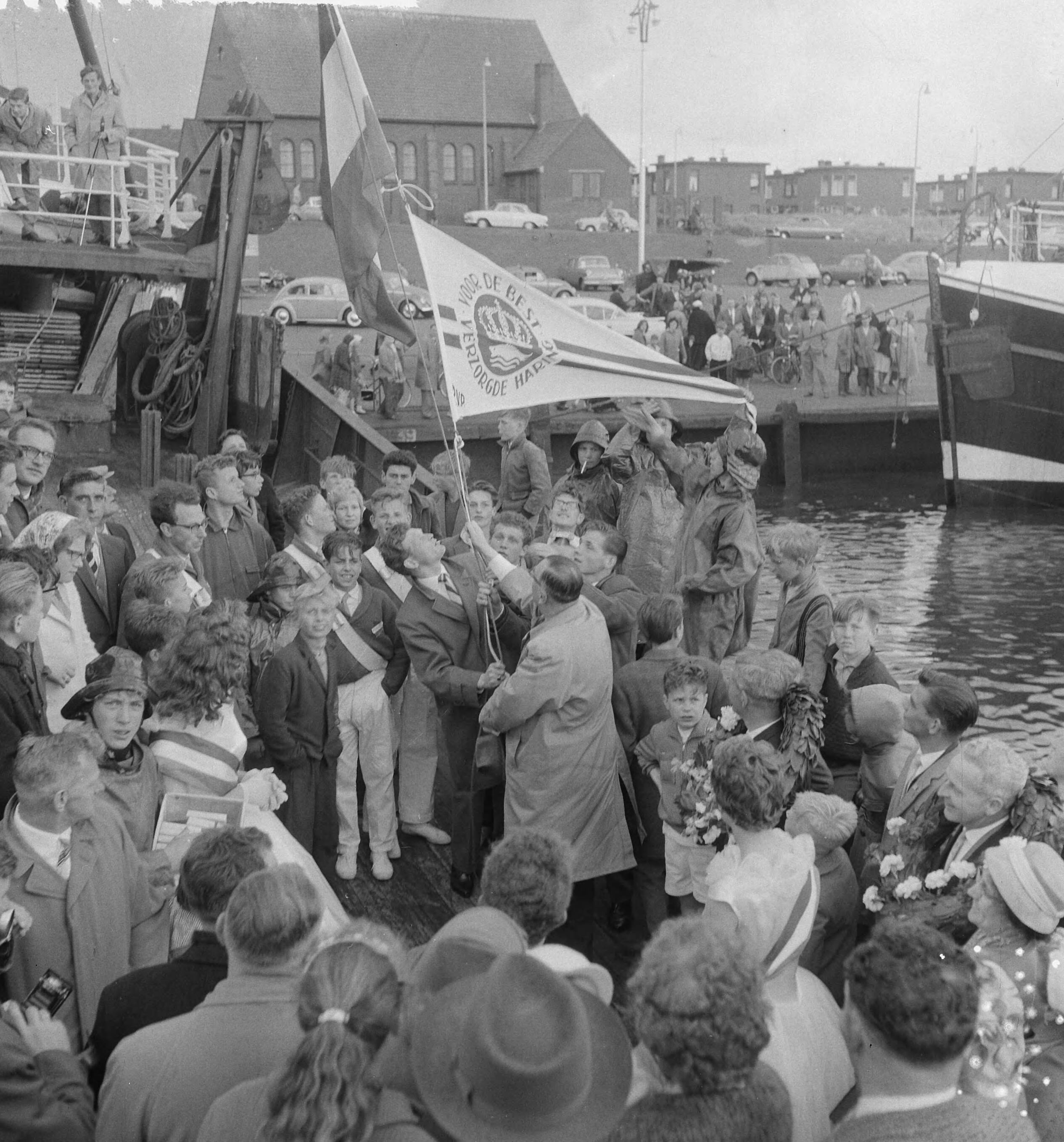 Fotocollectie Anefo — Produktschaps wimpel "Voor de best verzorgde haring" voor schipper De Niet uit Scheveningen — Foto: Koch, Eric / Anefo. Licentie: Set B: Rechtenvrij / Publiek Domein. Bron: Nationaal Archief. http://hdl.handle.net/10648/a9d58926-d0b4-102d-bcf8-003048976d84