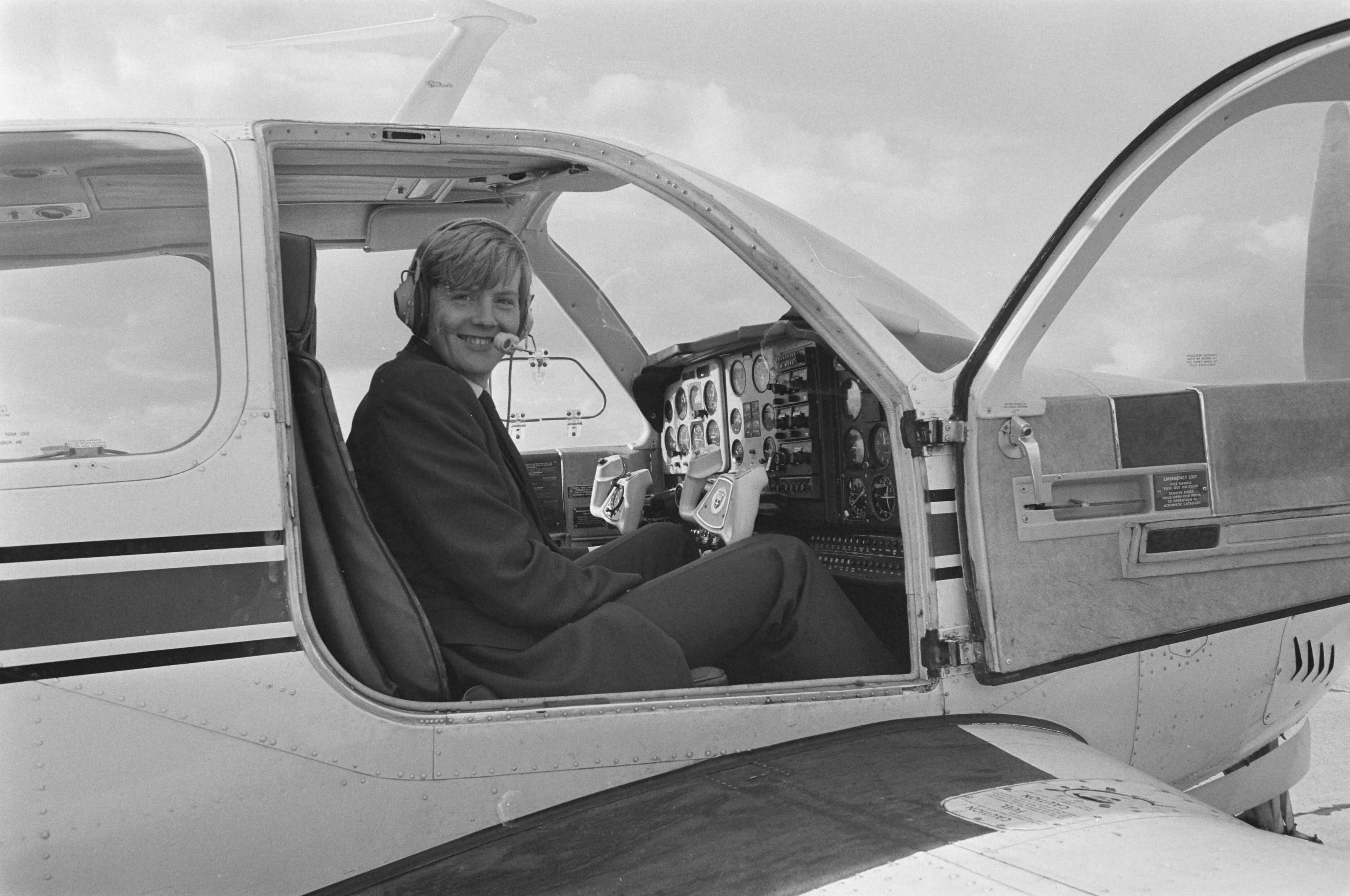 Fotocollectie Anefo — Prins Willem Alexander in cockpit Beeckcraft Bonanza die hij vloog op eerste praktijkles aan Rijksluchtvaartschool in Eelde; Willem Alexander in — Foto: Croes, Rob C. / Anefo. Licentie: Set B: Rechtenvrij / Publiek Domein. Bron: Nationaal Archief. http://hdl.handle.net/10648/ad5e1b62-d0b4-102d-bcf8-003048976d84