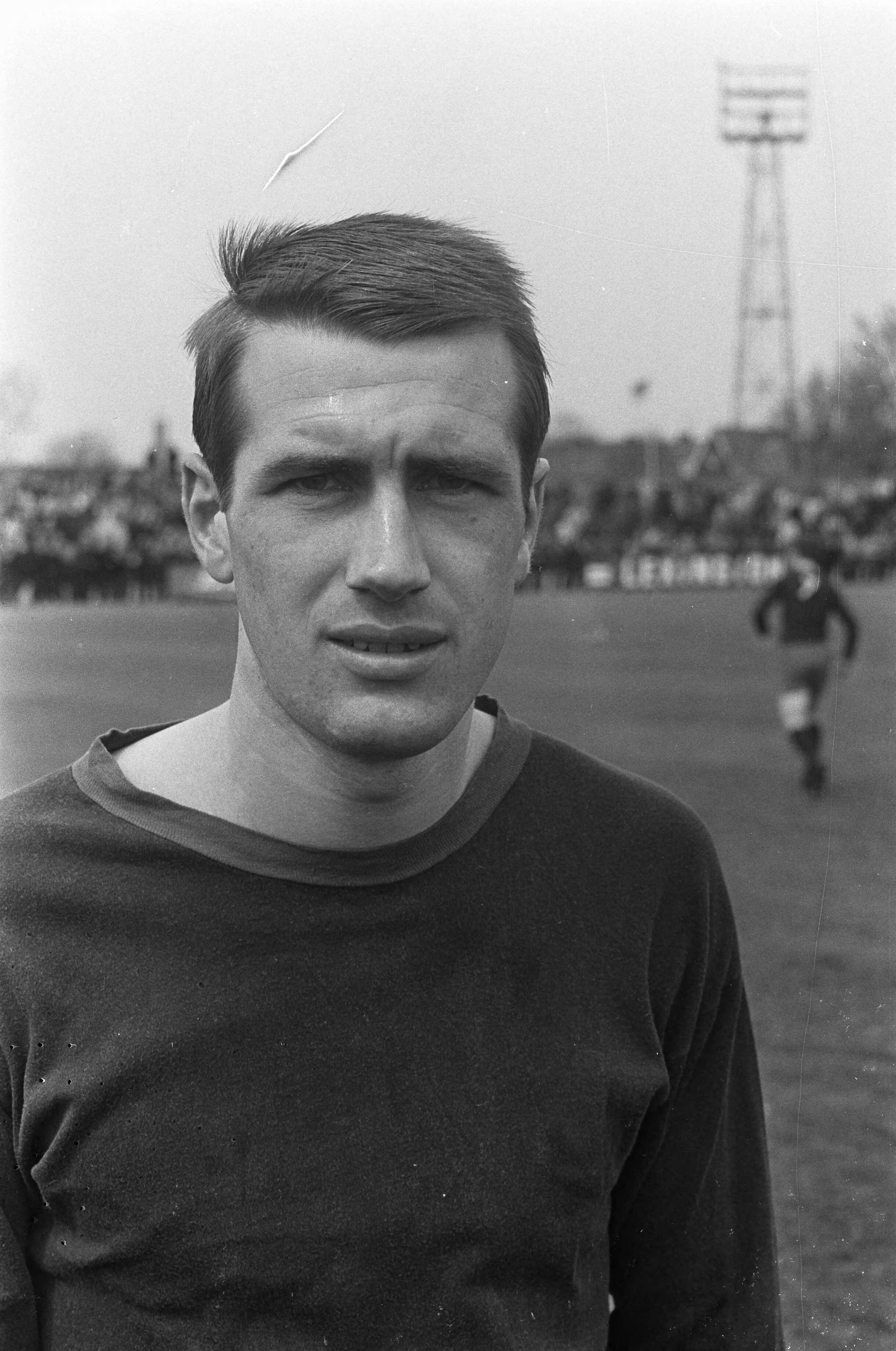 Fotocollectie Anefo — Haarlem tegen VVV 0-0, nummer 45 Hoeben (kop), nummer 67 Couperus (kop) beide Haarlem — Foto: Merk, Ben / Anefo. Licentie: Set B: Rechtenvrij / Publiek Domein. Bron: Nationaal Archief. http://hdl.handle.net/10648/ab182280-d0b4-102d-bcf8-003048976d84