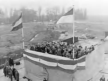 Fotocollectie Anefo — Tewaterlating van de Indonesische veerboot "Halimun" bij de Zaanlandse Scheepsbouwmaatschappij te Zaandam. De doopplechtigheid werd verricht door mevr. R.A.S. Martonegro — Foto: Bilsen, Joop van / Anefo. Licentie: Set B: Rechtenvrij / Publiek Domein. Bron: Nationaal Archief. http://hdl.handle.net/10648/a98951fa-d0b4-102d-bcf8-003048976d84